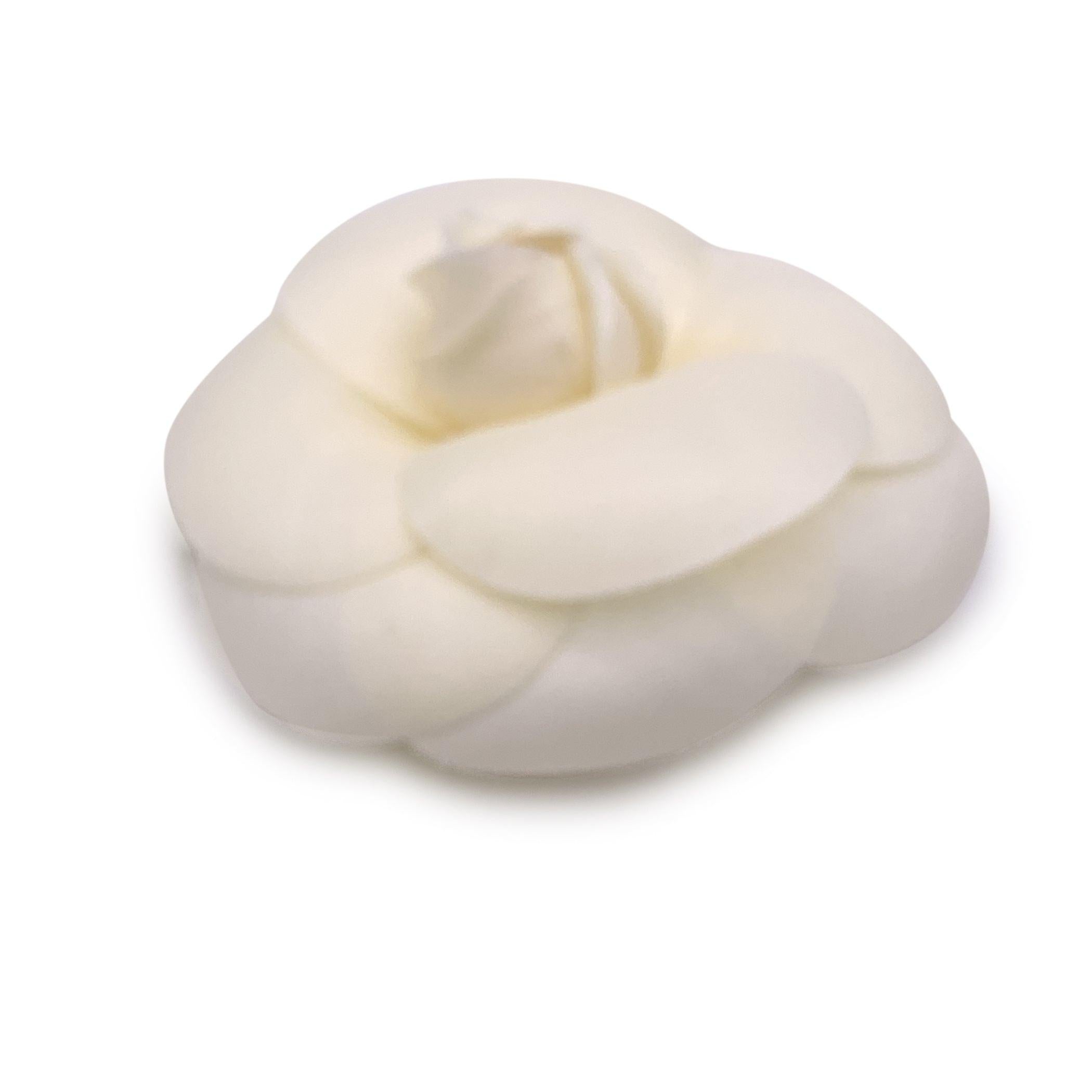Chanel Vintage White Fabric Camelia Flower Camellia Brooch Pin In Excellent Condition In Rome, Rome