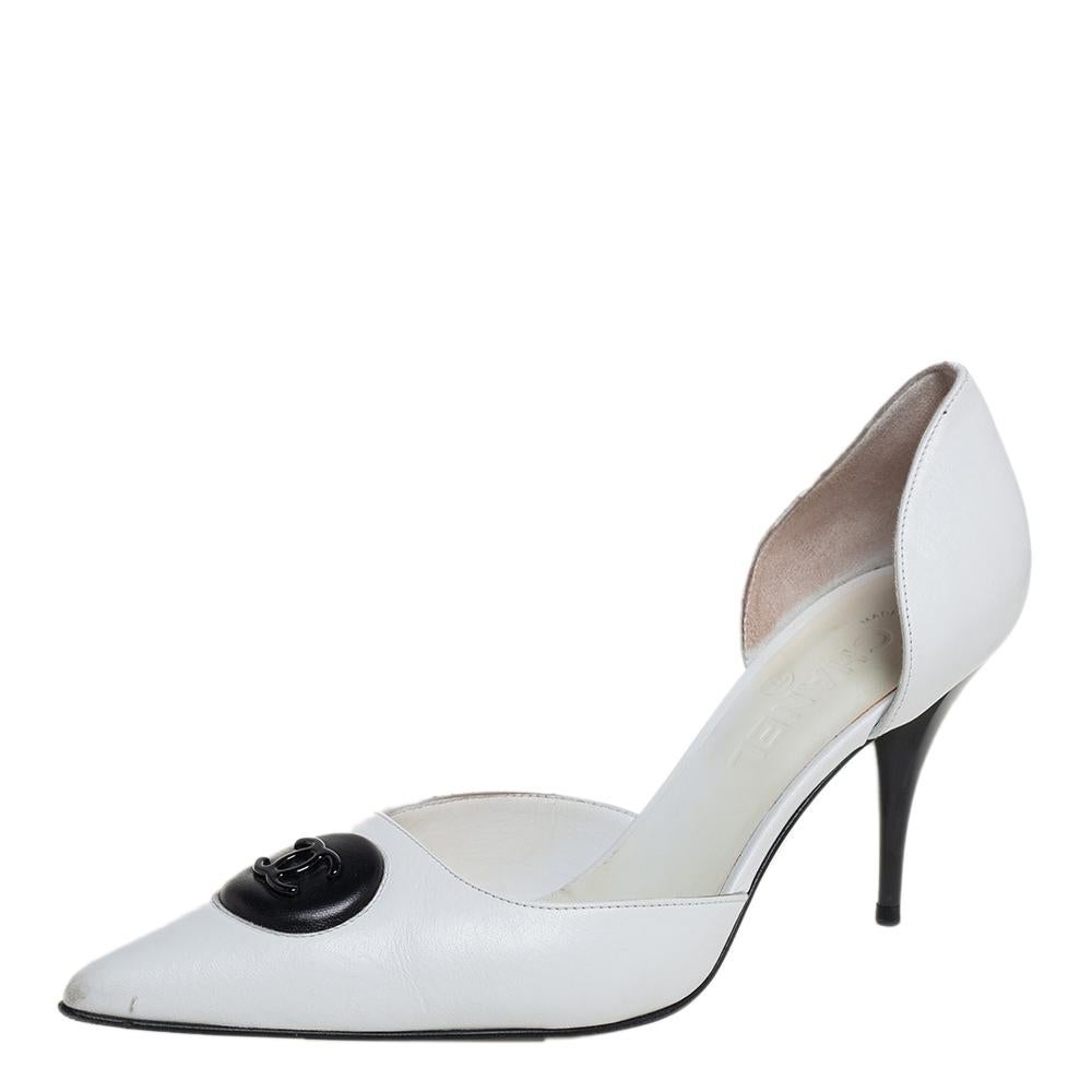 Classic shoes by Chanel that you will love wearing. Fashioned in a d'Orsay style, these Chanel vintage white pumps in leather feature pointed toes, lined insoles, 9 cm heels, and the CC logo on the uppers.

