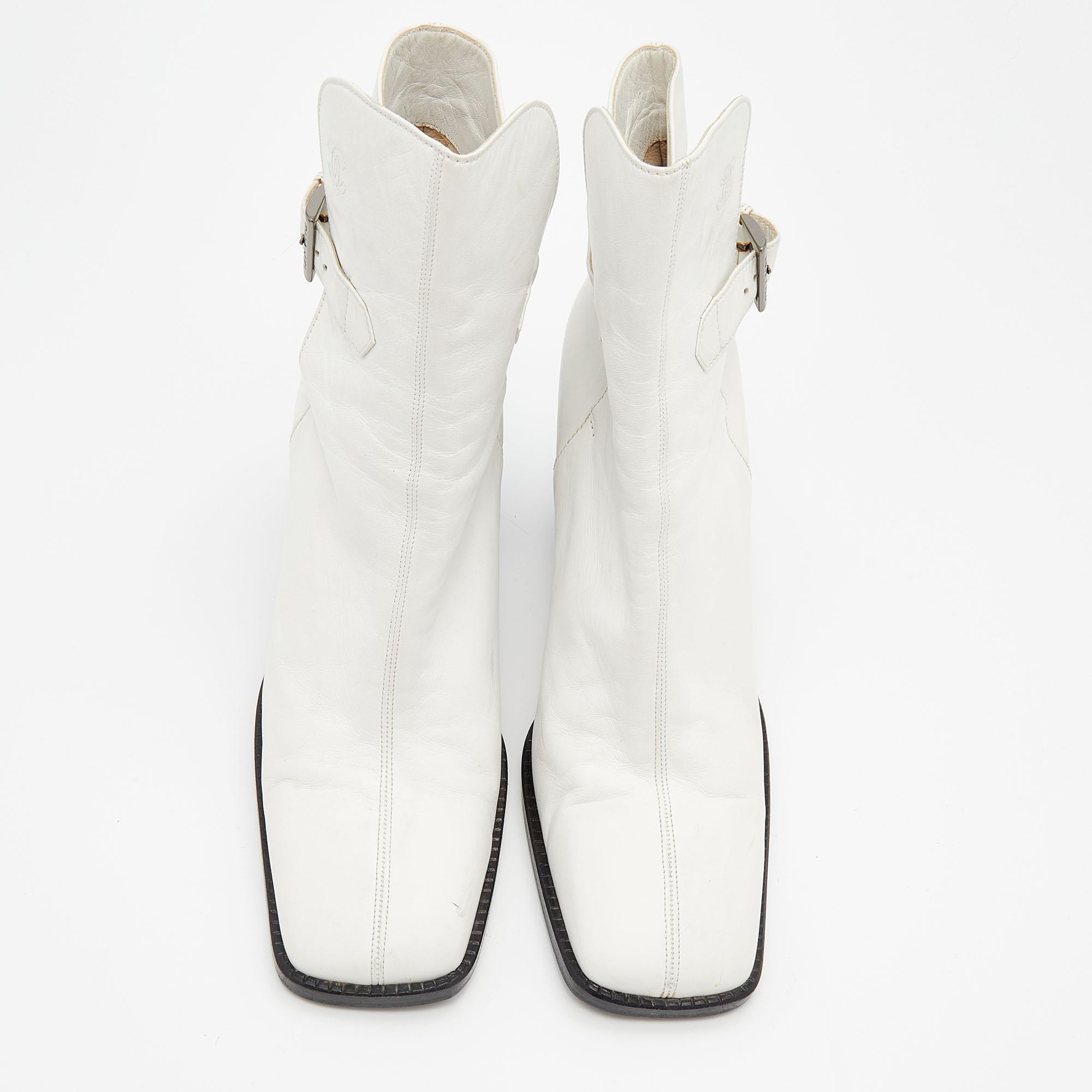 Get set to impress wherever you go with these vintage ankle boots from Chanel. The lovely white beauties are crafted from leather and feature square toes, buckled straps, and 10 cm block heels. The uber-chic boots are complete with leather soles.

