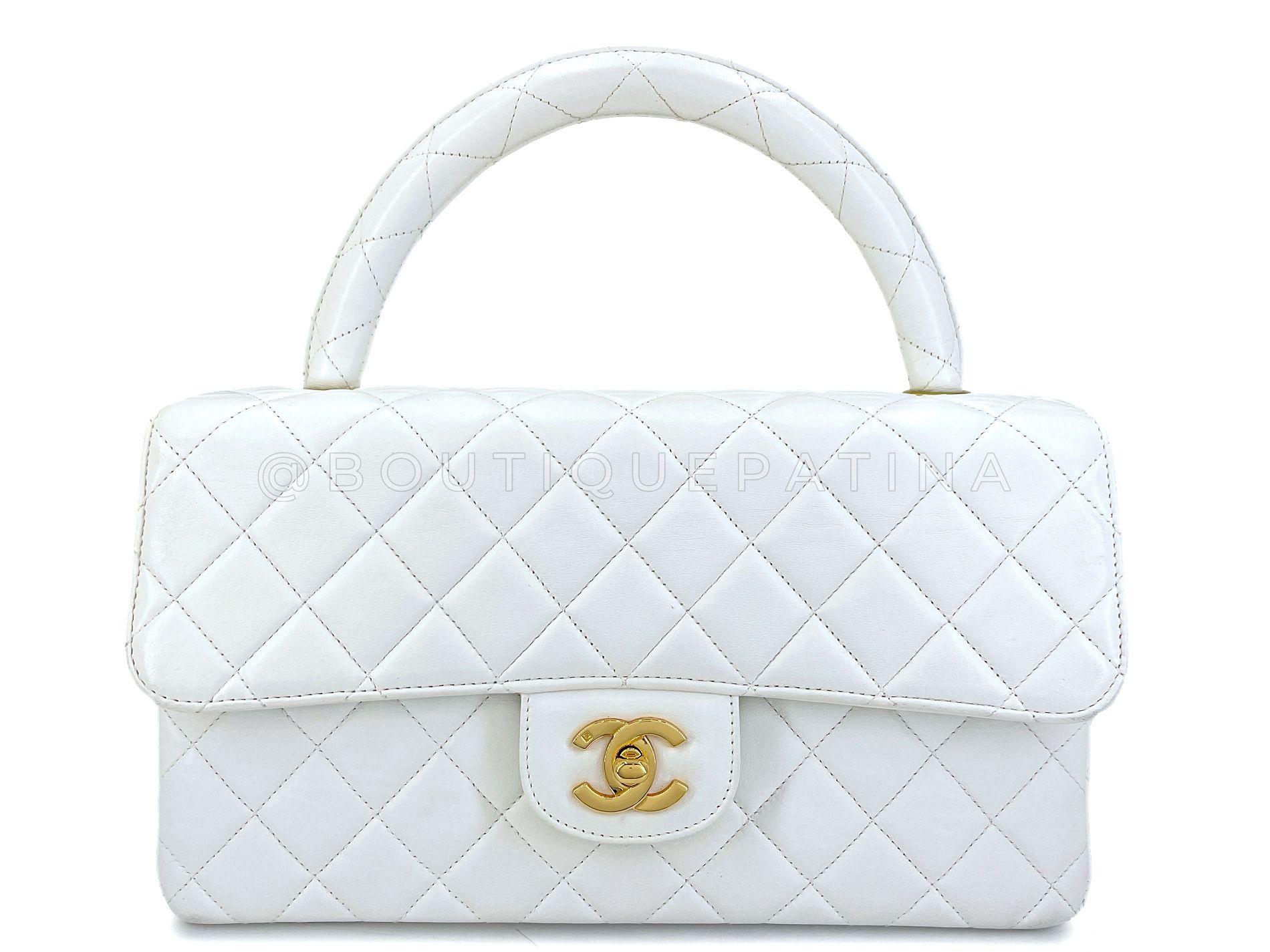 Store item: 68349


In white lambskin leather and 24k gold plated hardware.  

This item is in great condition with few signs of normal use. Corners show light rubbing at some corners but not scuffs, and not visible at arm's length. Hardware is