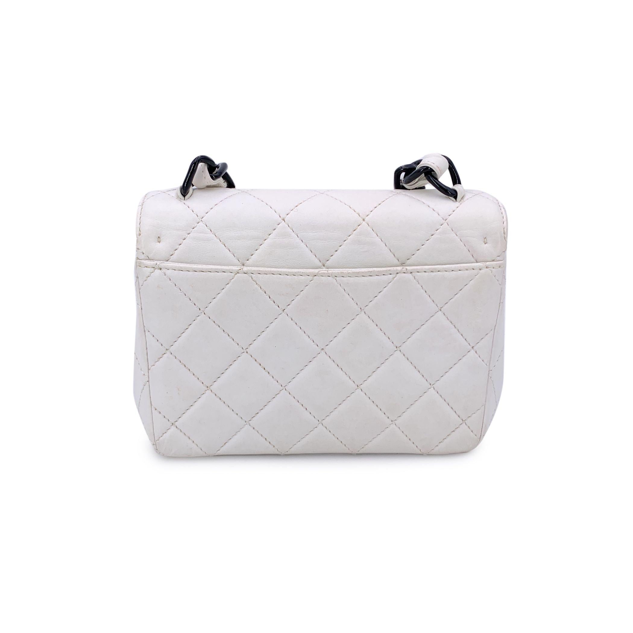 Gris Mini sac à bandoulière Kelly vintage en cuir matelassé blanc Chanel en vente