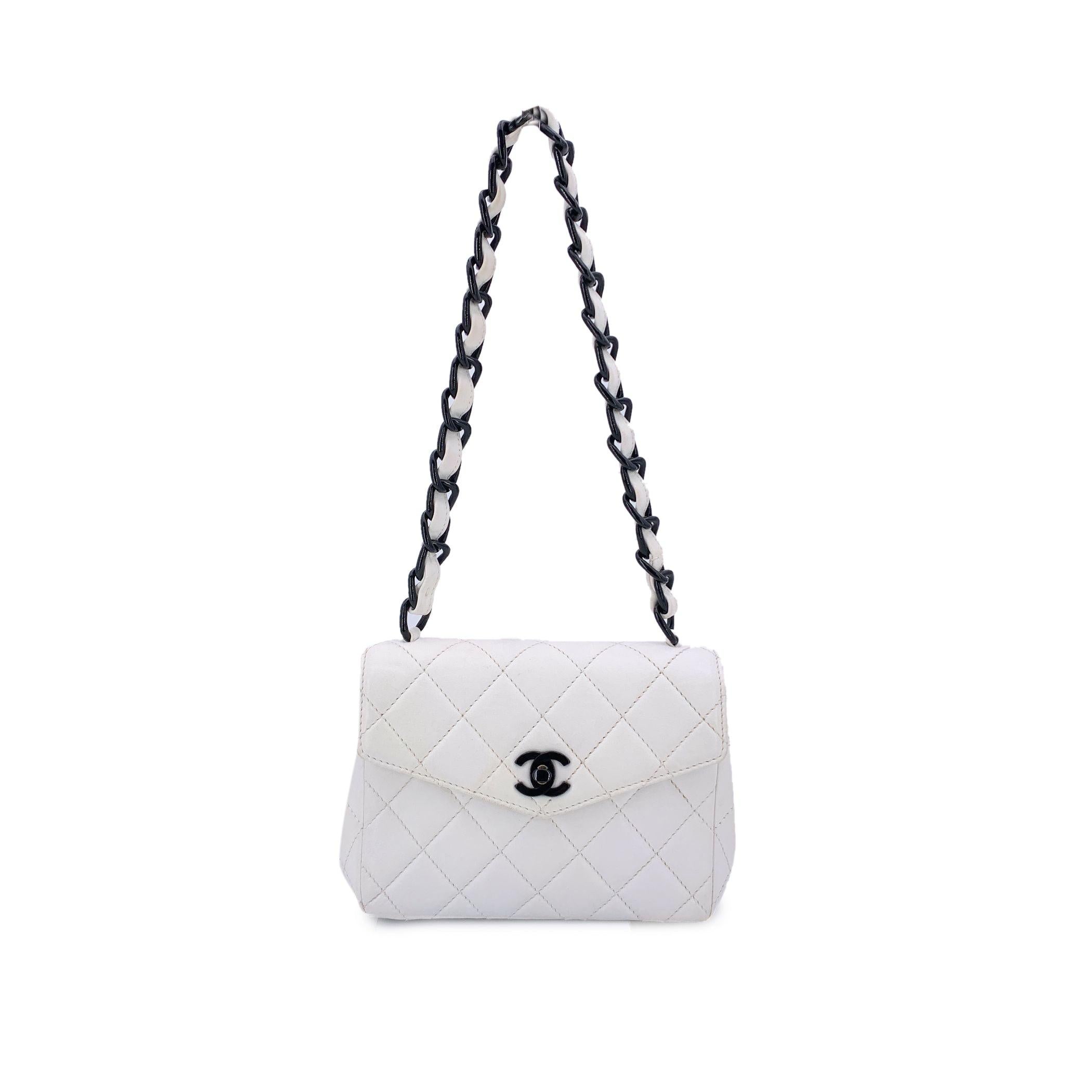 Mini sac à bandoulière Kelly vintage en cuir matelassé blanc Chanel Excellent état - En vente à Rome, Rome