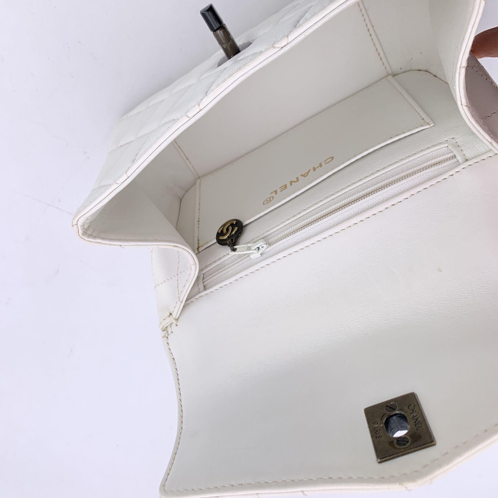 Mini sac à bandoulière Kelly vintage en cuir matelassé blanc Chanel en vente 2