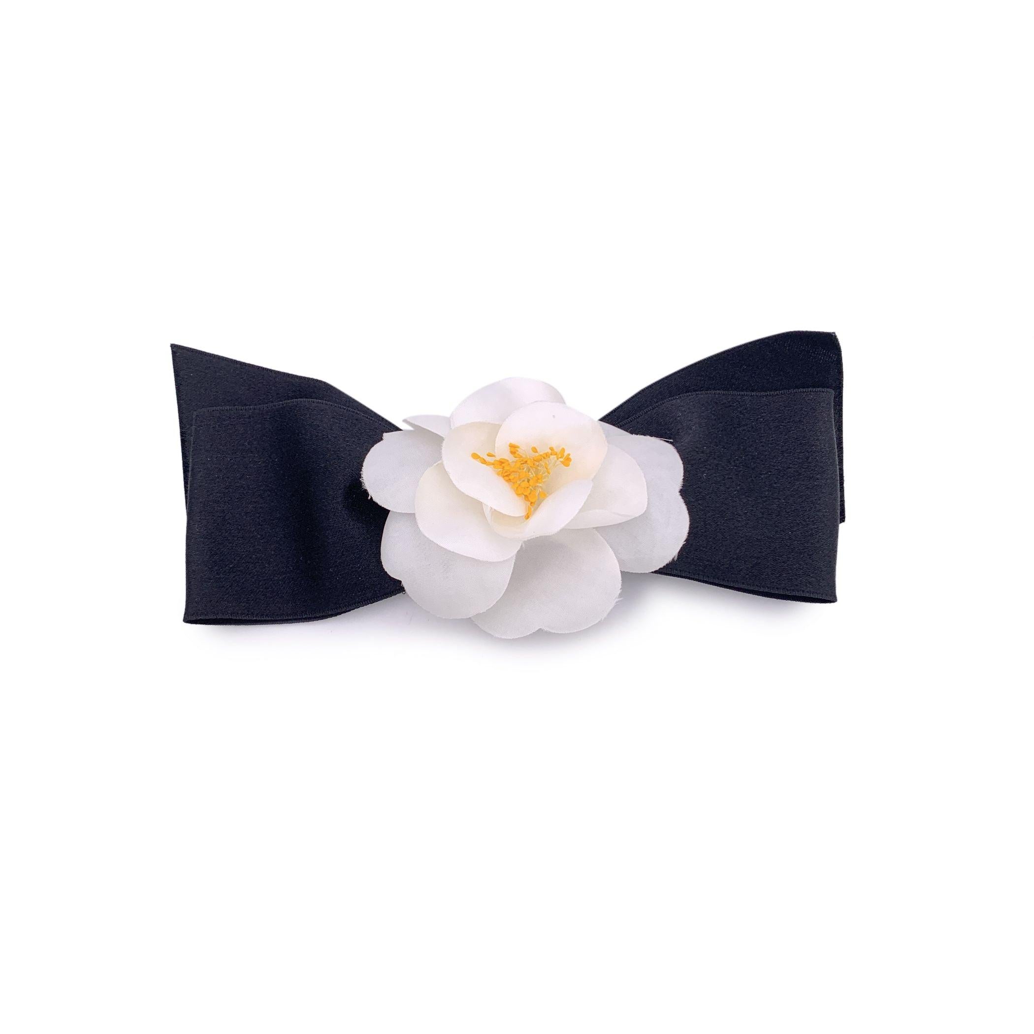 Chanel Vintage White Silk Black Satin Bow Camellia Camelia Brooch In Excellent Condition For Sale In Rome, Rome