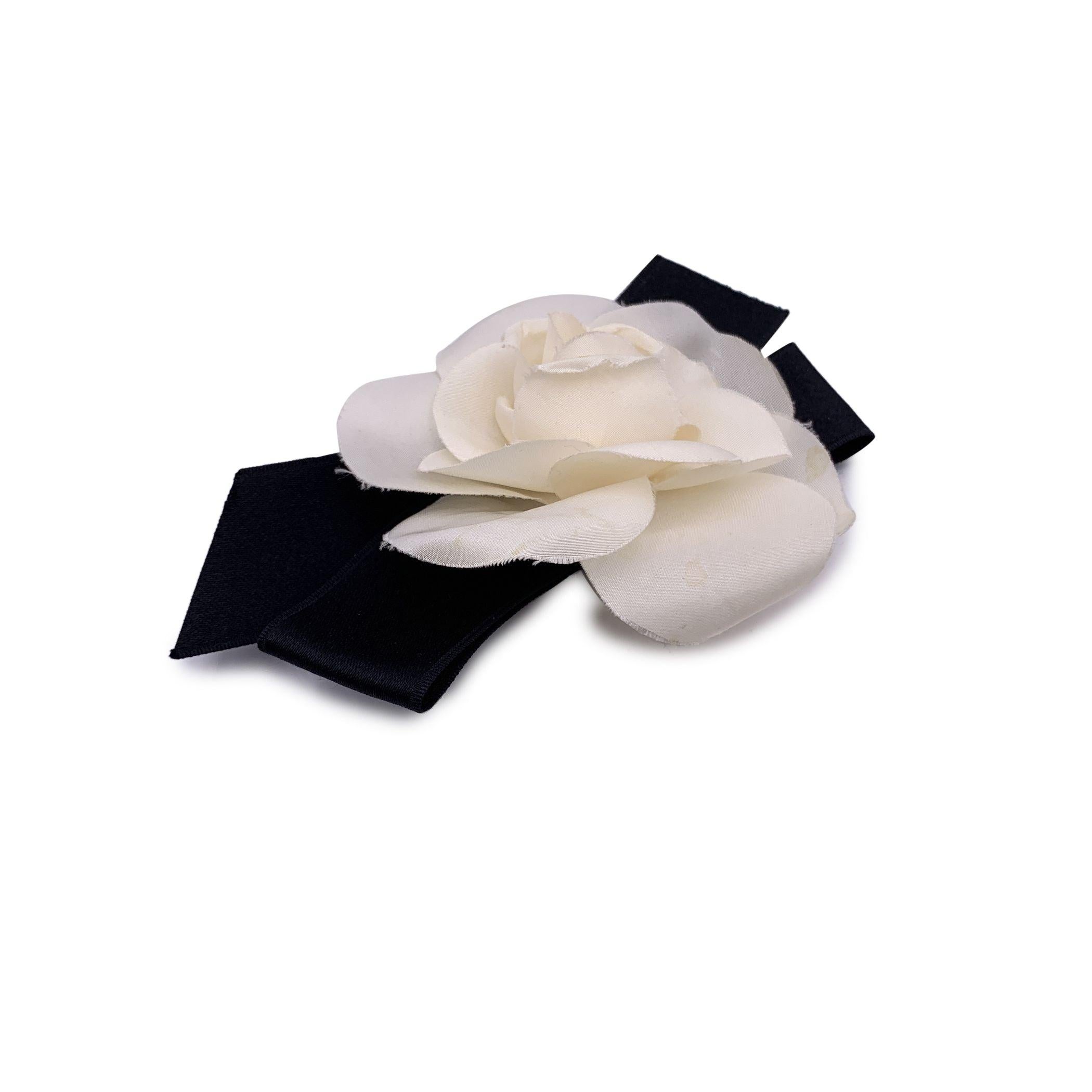 Chanel Vintage White Silk Black Satin Bow Camellia Camelia Brooch In Good Condition In Rome, Rome