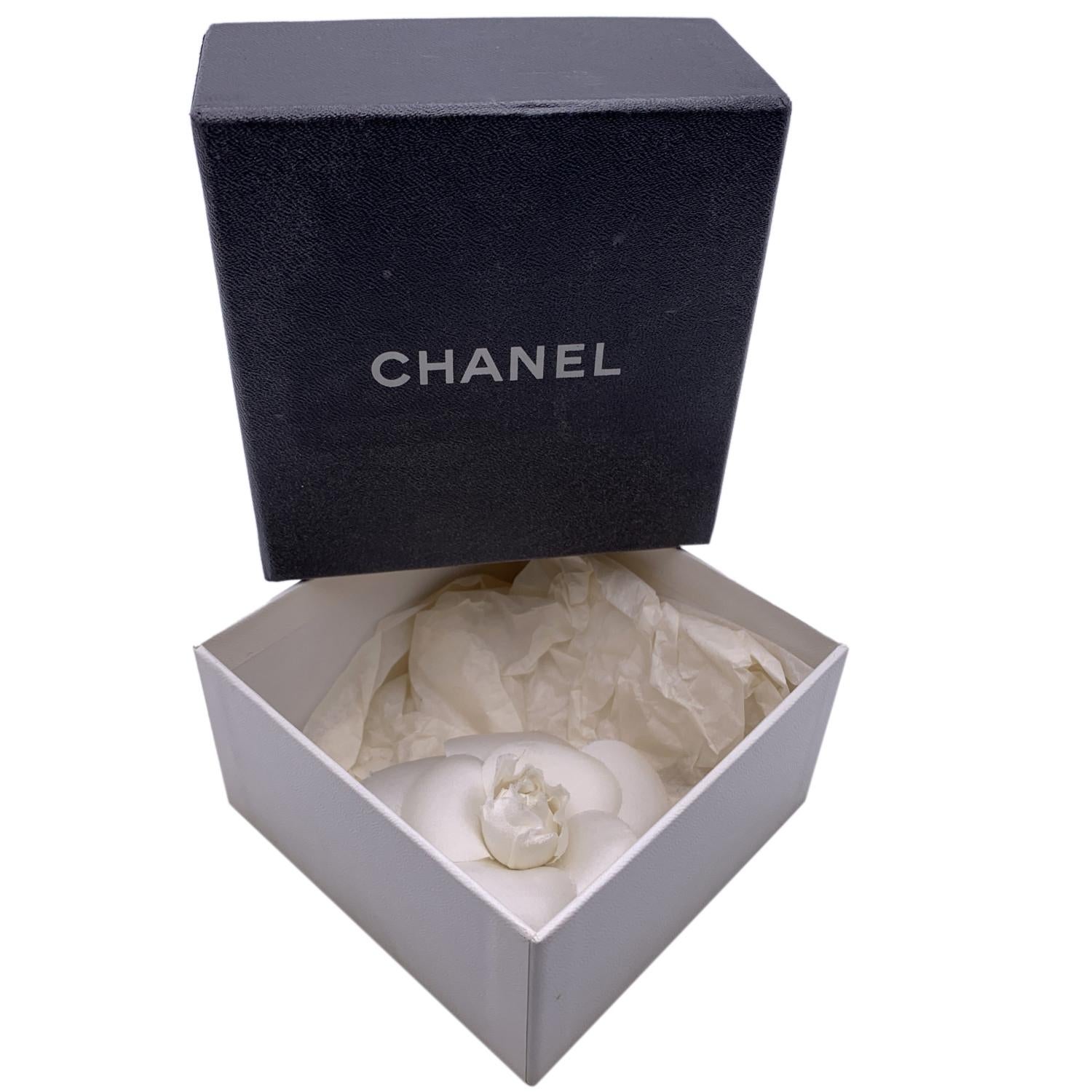 Chanel Vintage Camelia Camellia Flower Pin Brooch. White silk petals. Safety pin closure 'CHANEL - CC - Made in France' oval tab on the back

Condition

A - GOOD

Gently used. A very light,  yellow mark on a petal. Chanel box included. Please check