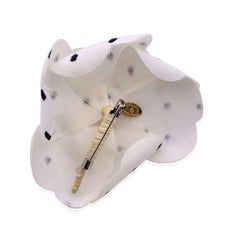 Chanel Vintage Weiße gepunktete Vintage-Blumenbrosche aus Seide mit Kamelie und Kamelie