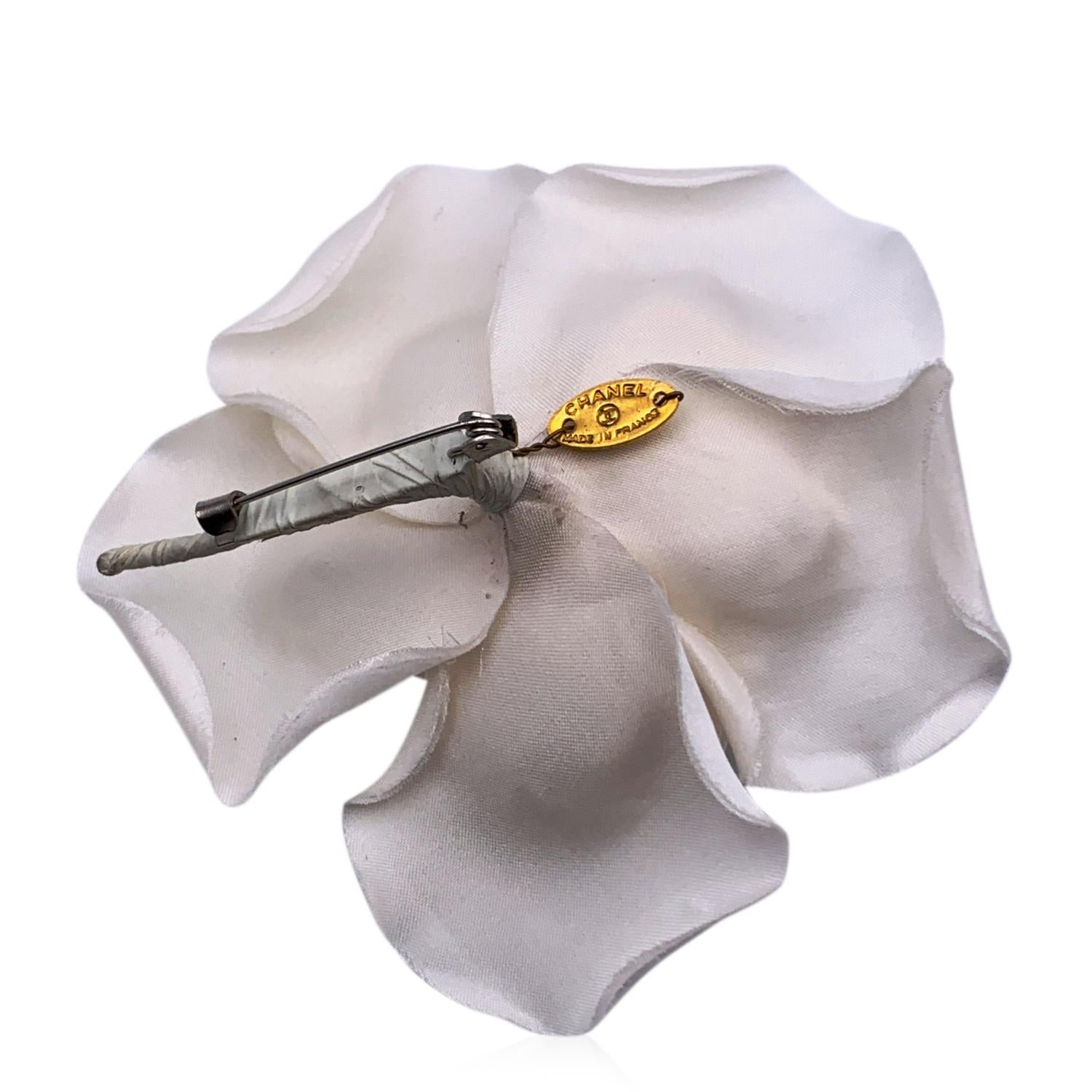 Chanel Vintage Rose Camellia Flower Pin Brooch. White satin petals. Safety pin closure. Measurements: diameter: 3 inches - 7.5 cm. 'CHANEL - CC - Made in France' oval tab on the back

Condition

A - EXCELLENT

Gently used. Chanel box included.