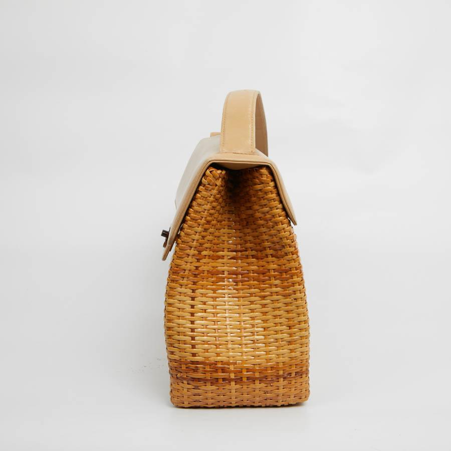 This bag is impeccable. It is wicker in a gradient of beige, with a flap in light beige smooth lambskin. The clasp is tortoiseshell. It is carried on the shoulder by a handle.
Italian made, this bag has been restored 