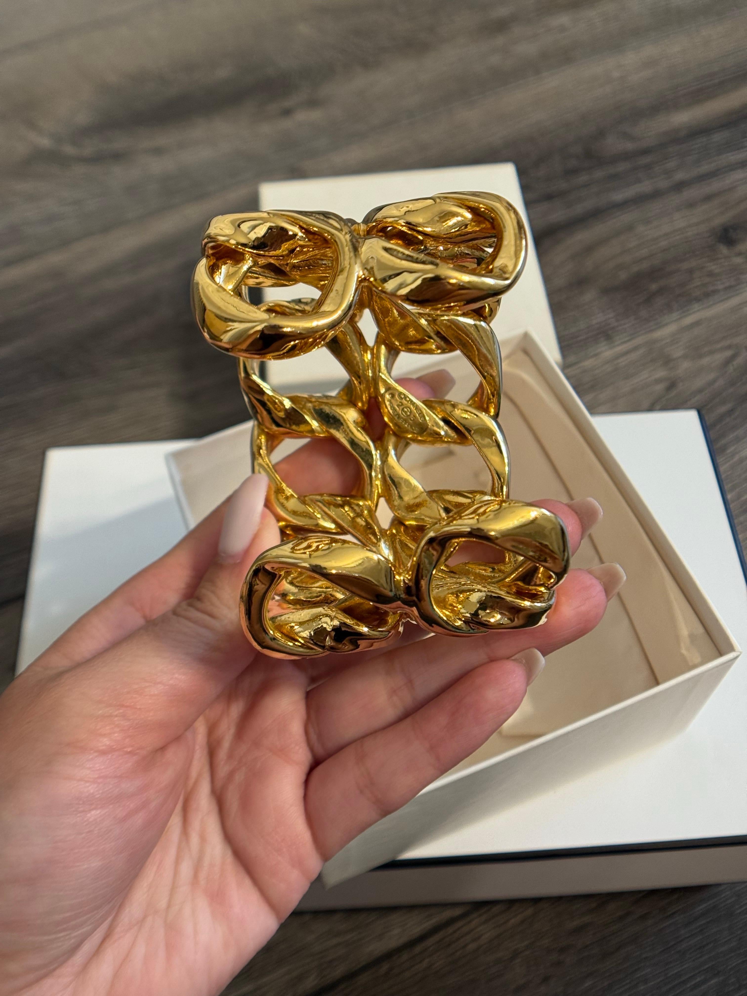 Bracciale Chanel vintage a maglie larghe in oro A Link in vendita 2