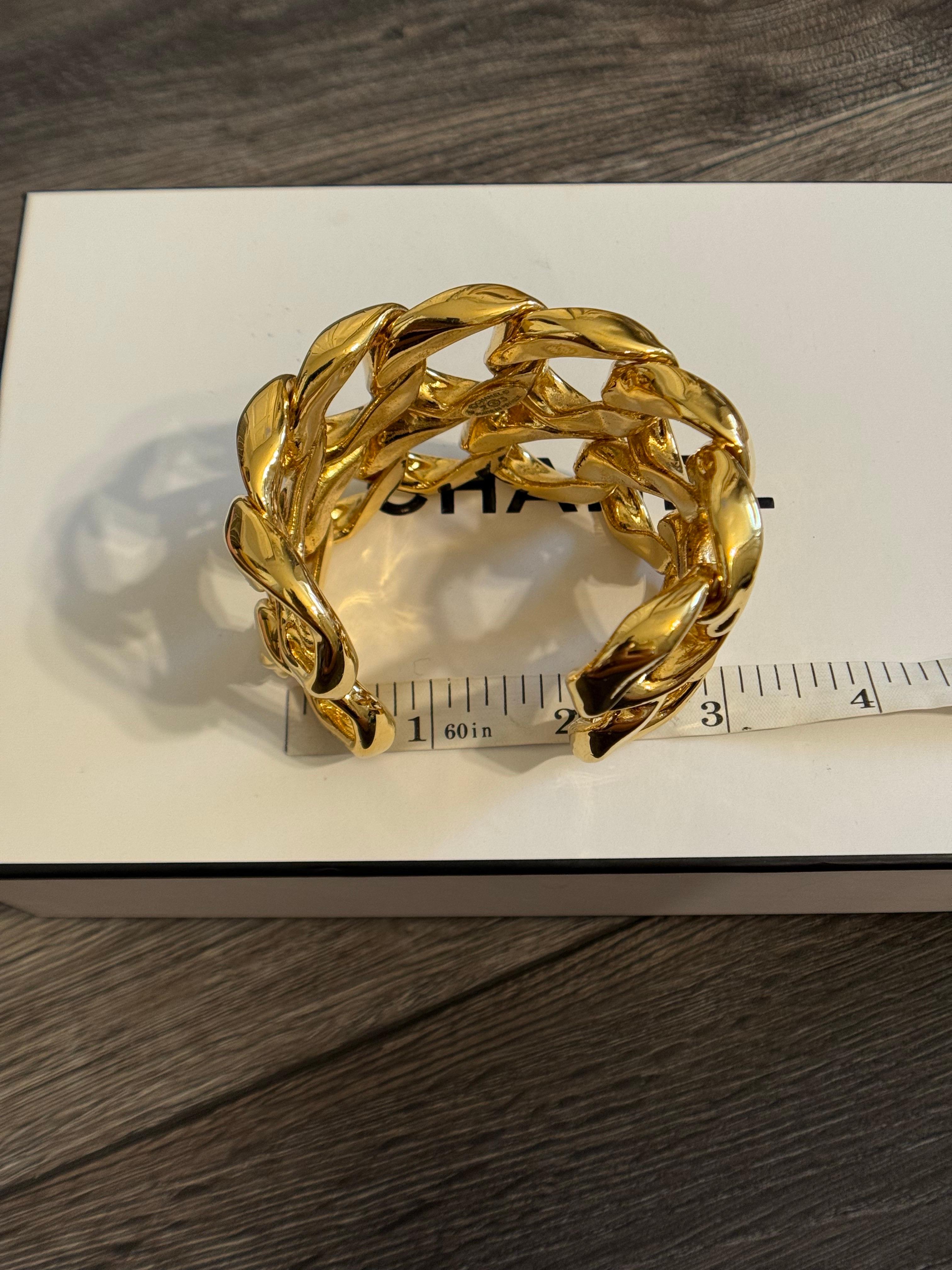 Bracciale Chanel vintage a maglie larghe in oro A Link in vendita 3
