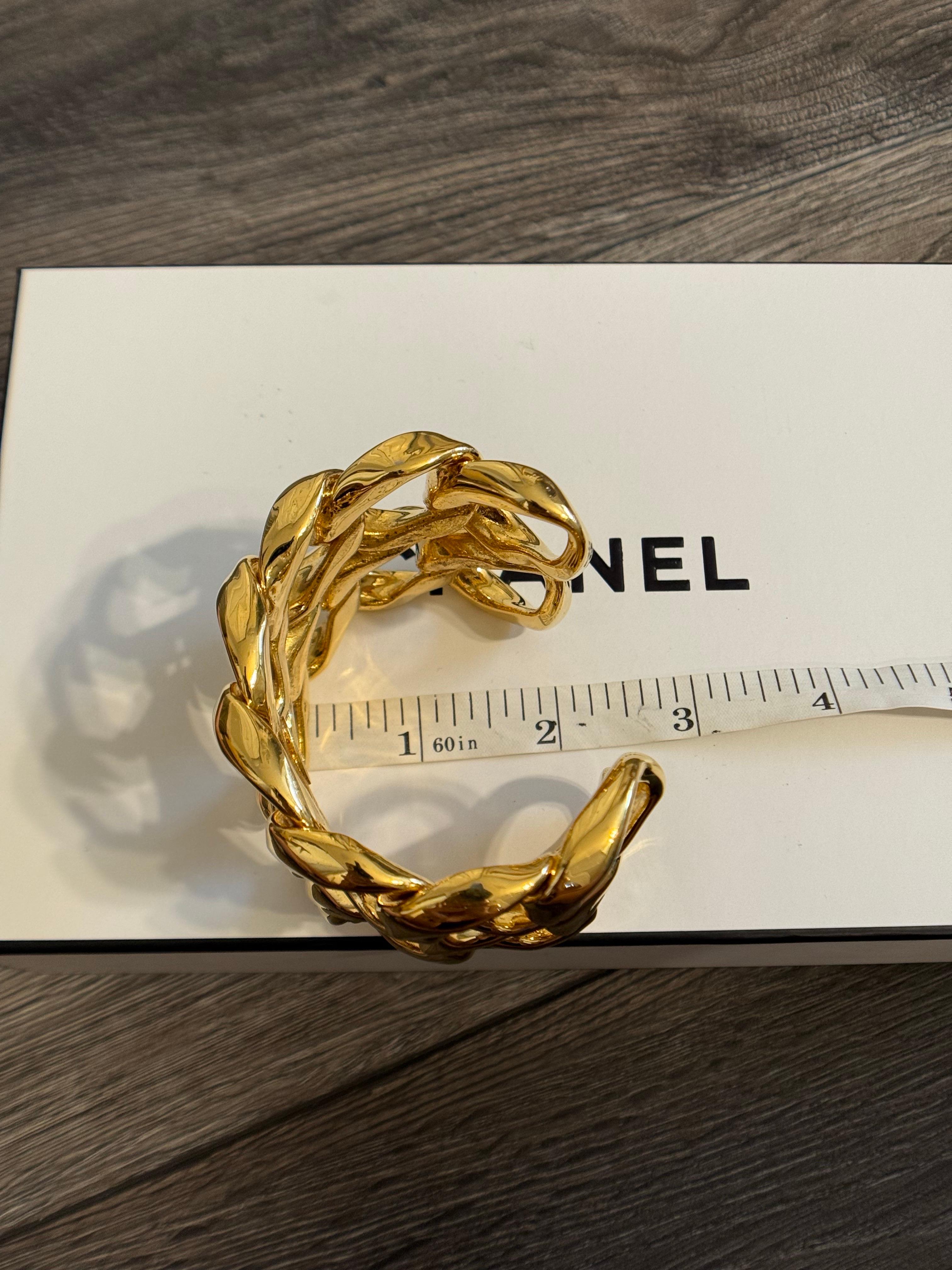 Bracciale Chanel vintage a maglie larghe in oro A Link in vendita 4