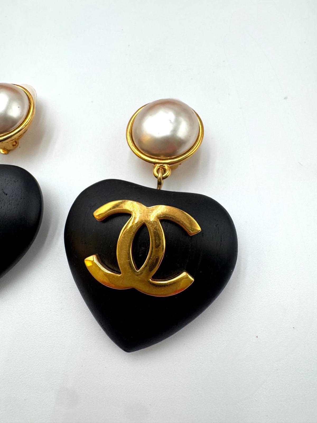 A rare and playful pair of vintage Chanel earrings:

Style: Dangle / Drop
Shape: Heart
Material: Wood

Great condition no significant flaws. 