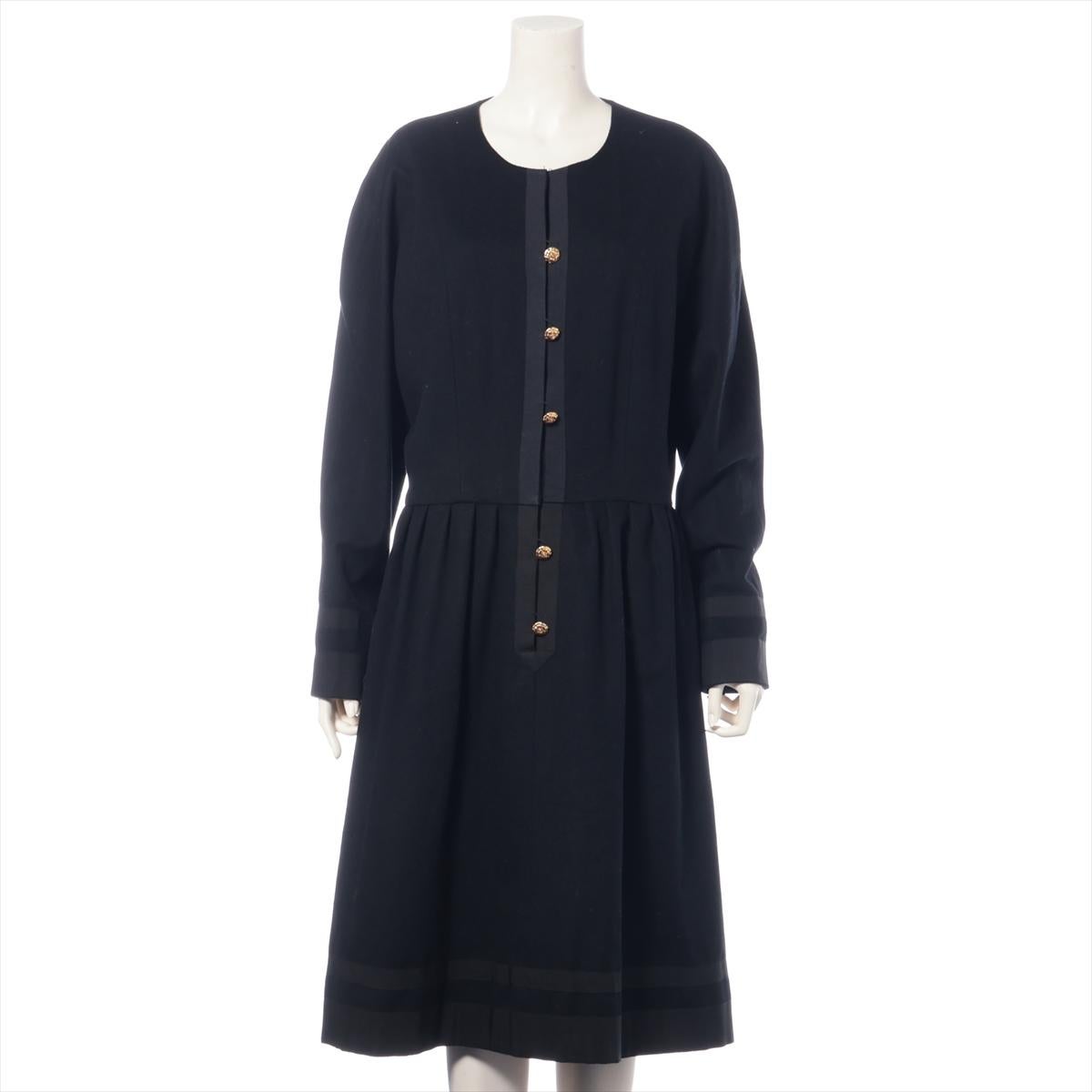 Il vestito a maniche lunghe in lana Chanel è un capo raffinato ed elegante che incarna lo stile senza tempo del marchio. Realizzato in lussuosa lana, l'abito presenta maniche lunghe e un'esclusiva gonna a palloncino che aggiunge un tocco di volume e