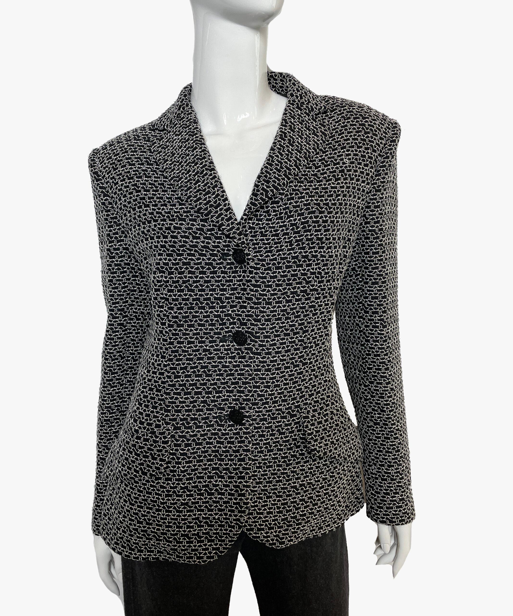 Chanel Vintage Blazer Fall/Winter, 1998 Collection

Vintage Chanel blazer from the Fall/Winter 1998 Collection by Karl Lagerfeld

Additional information:
Fabric: 51% Wool, 44% Viscose, 5% Nylon; Lining 95% Silk, 5% Lycra
Size: M  US6, FR38
Bust: