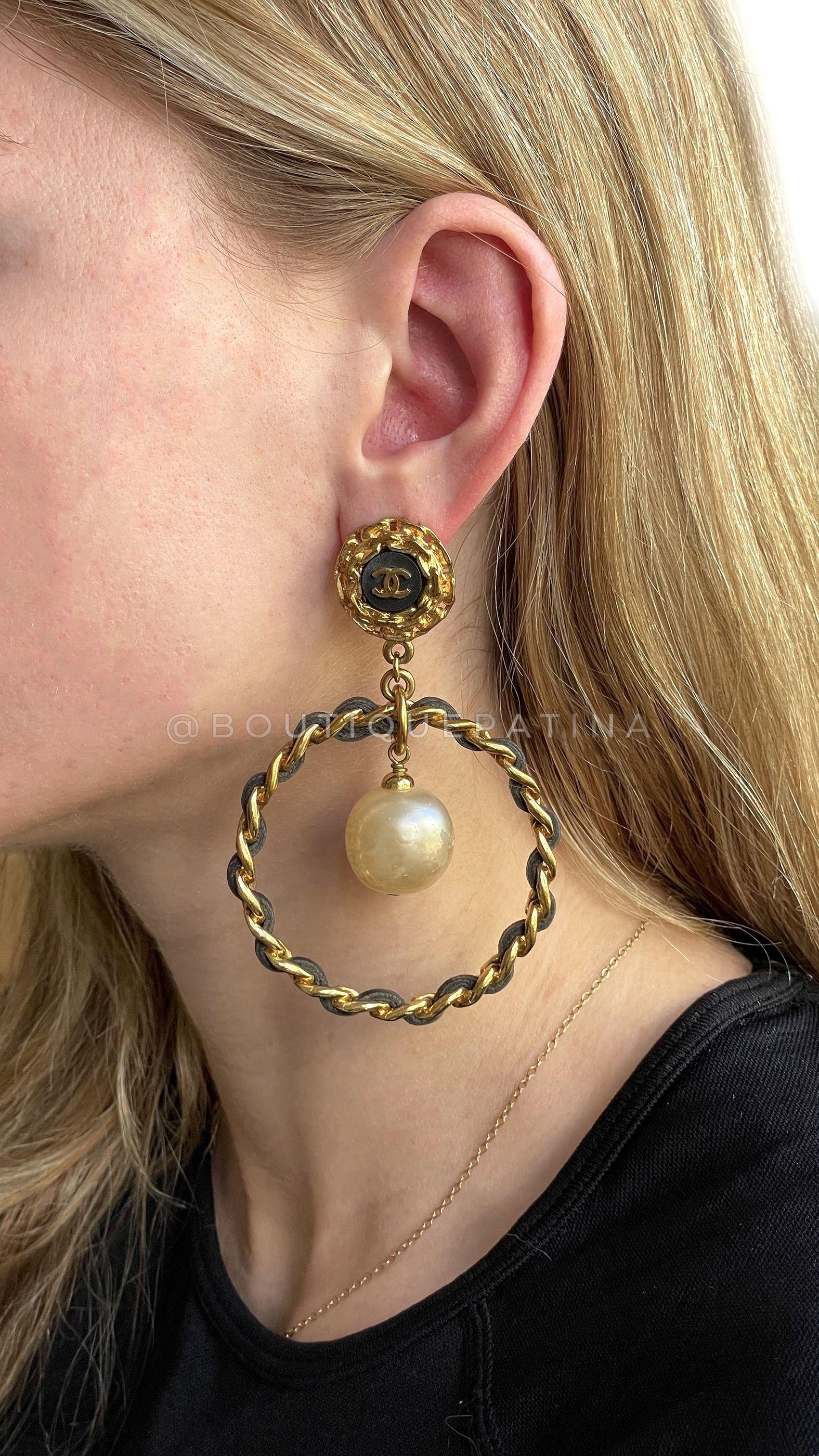 Chanel Vintage Woven Chain Collection 27 Pearl Drop Hoop Earrings 65928 In Excellent Condition For Sale In Costa Mesa, CA