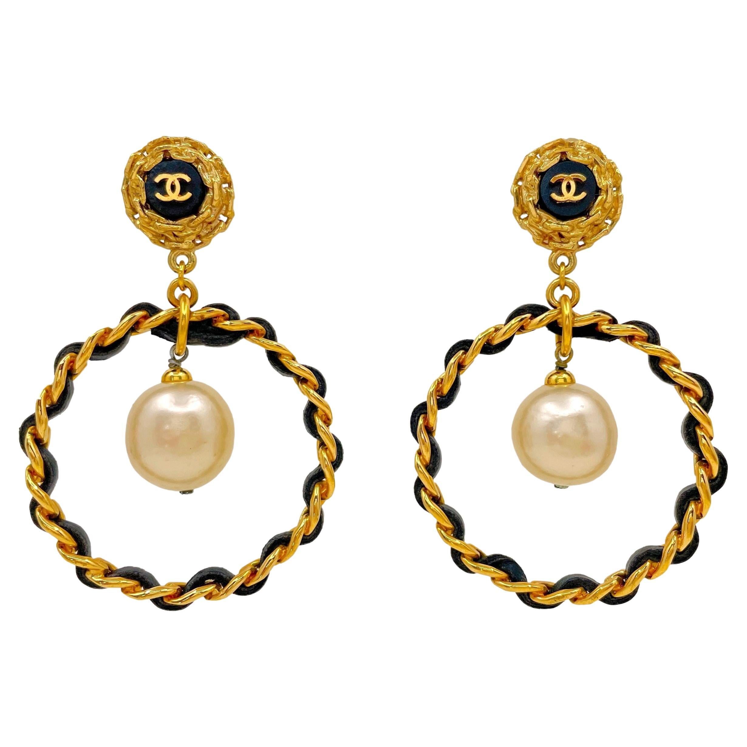 Chanel Vintage Woven Chain Collection 27 Pearl Drop Hoop Ears 65928 en vente