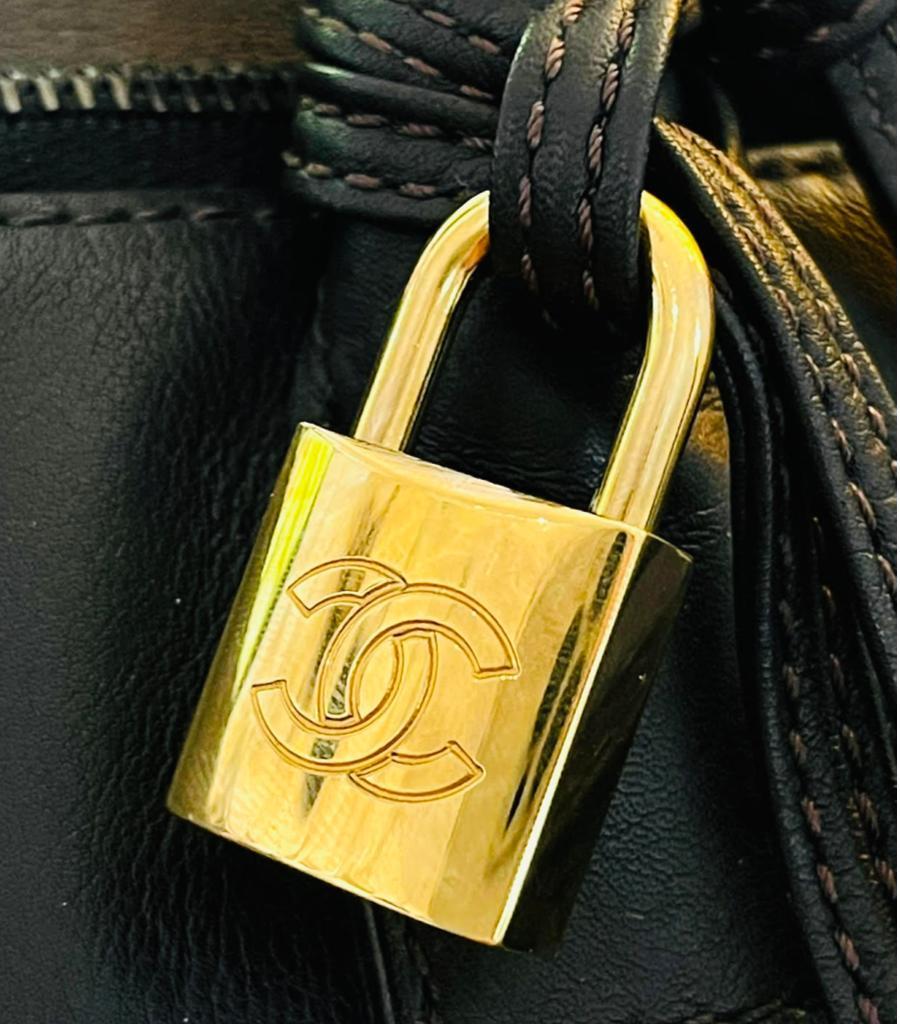 Chanel Vintage X/L Leather Travel Bag With Gold 'CC' Padlock In Good Condition In London, GB