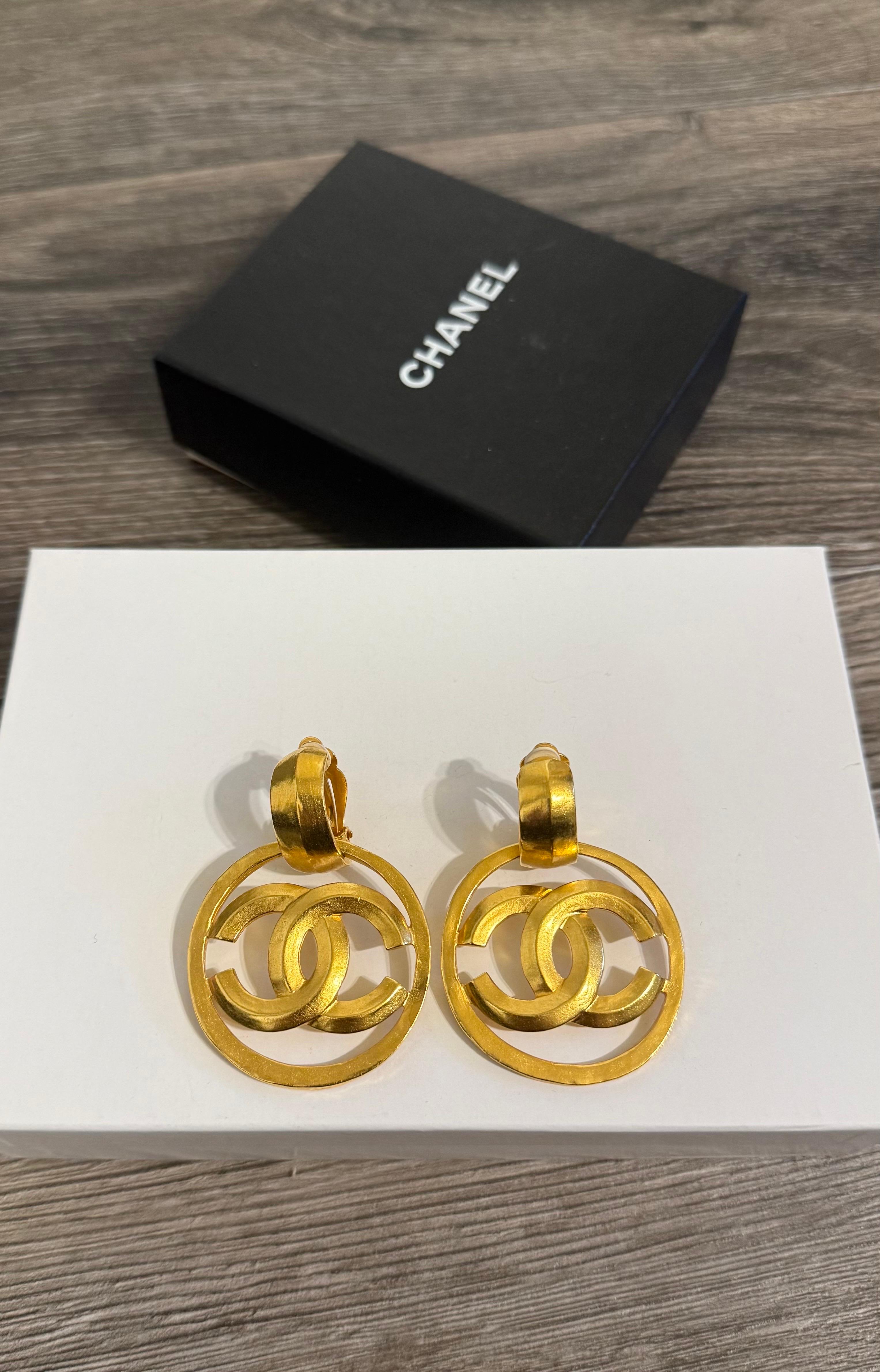 Beautiful pair of statement gold CC logo clip on drop earrings
100% authentic
Made in France
96 P collection
Gold Plated
Excellent condition overall aside from light wear and scratches throughout metal
Comes with box