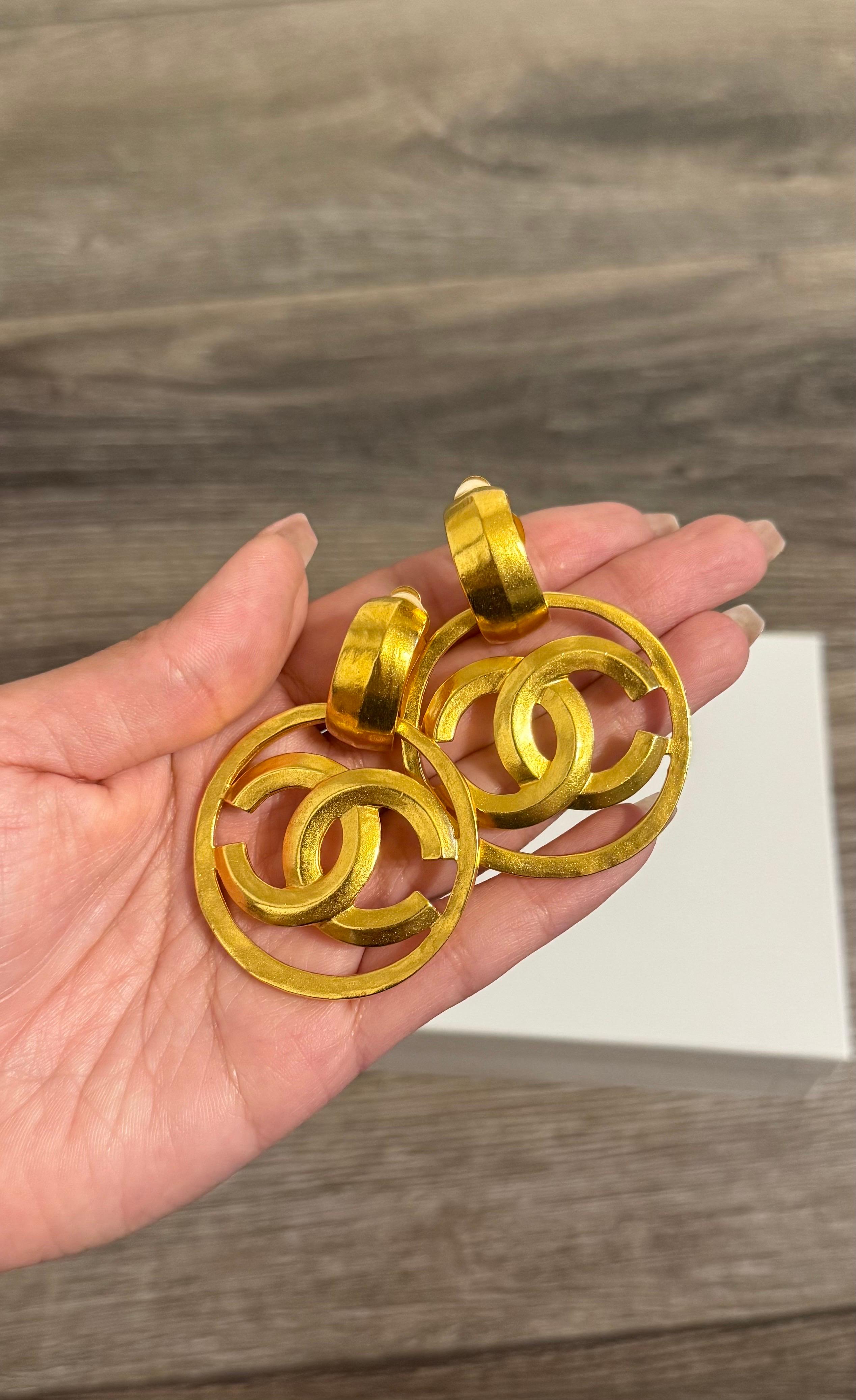 Chanel Vintage XL Gold CC Logo Dangle Clip On Earrings In Good Condition For Sale In Bellevue, WA