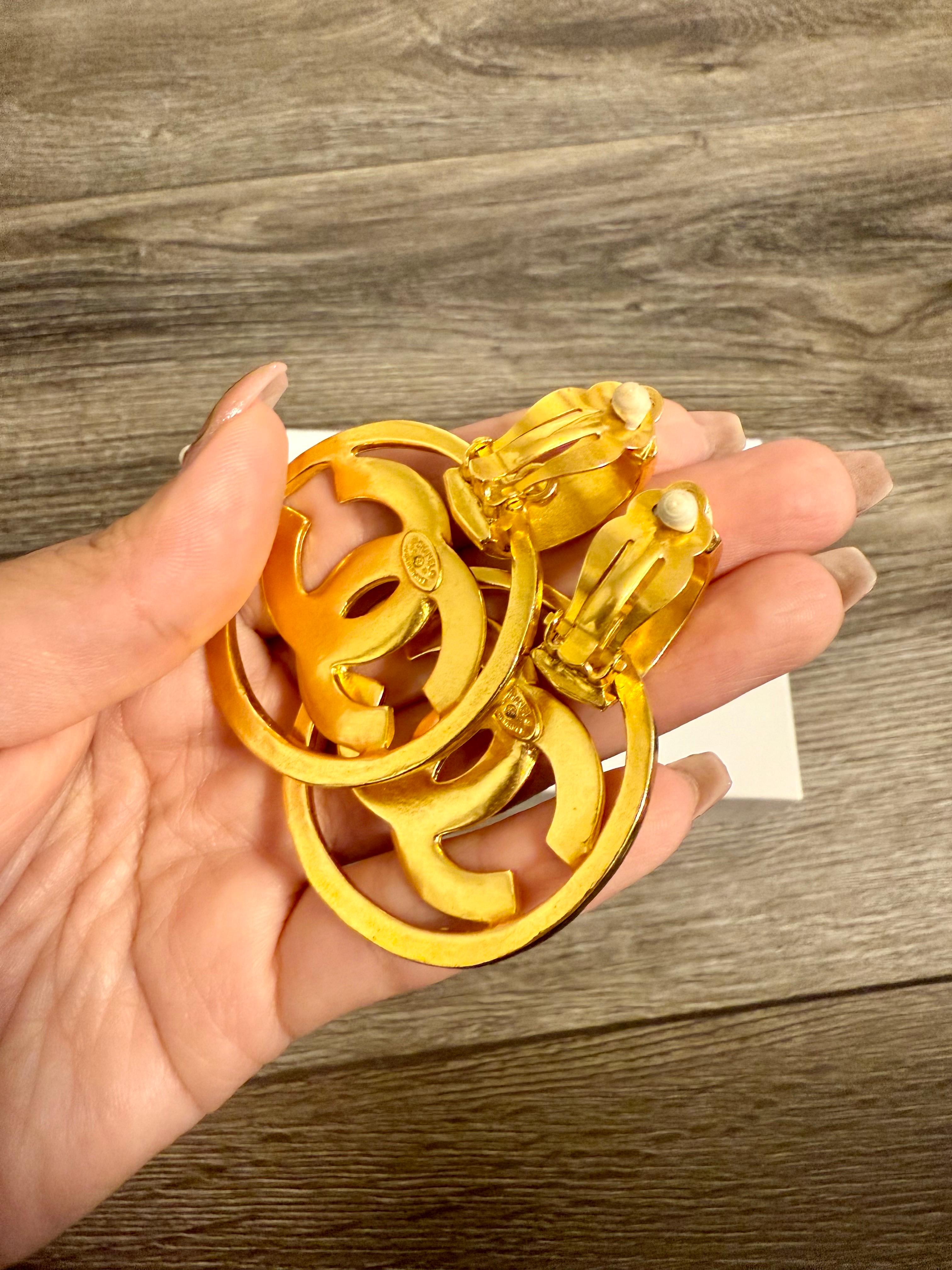 Chanel Vintage XL Gold CC Logo Dangle Clip On Earrings For Sale 1