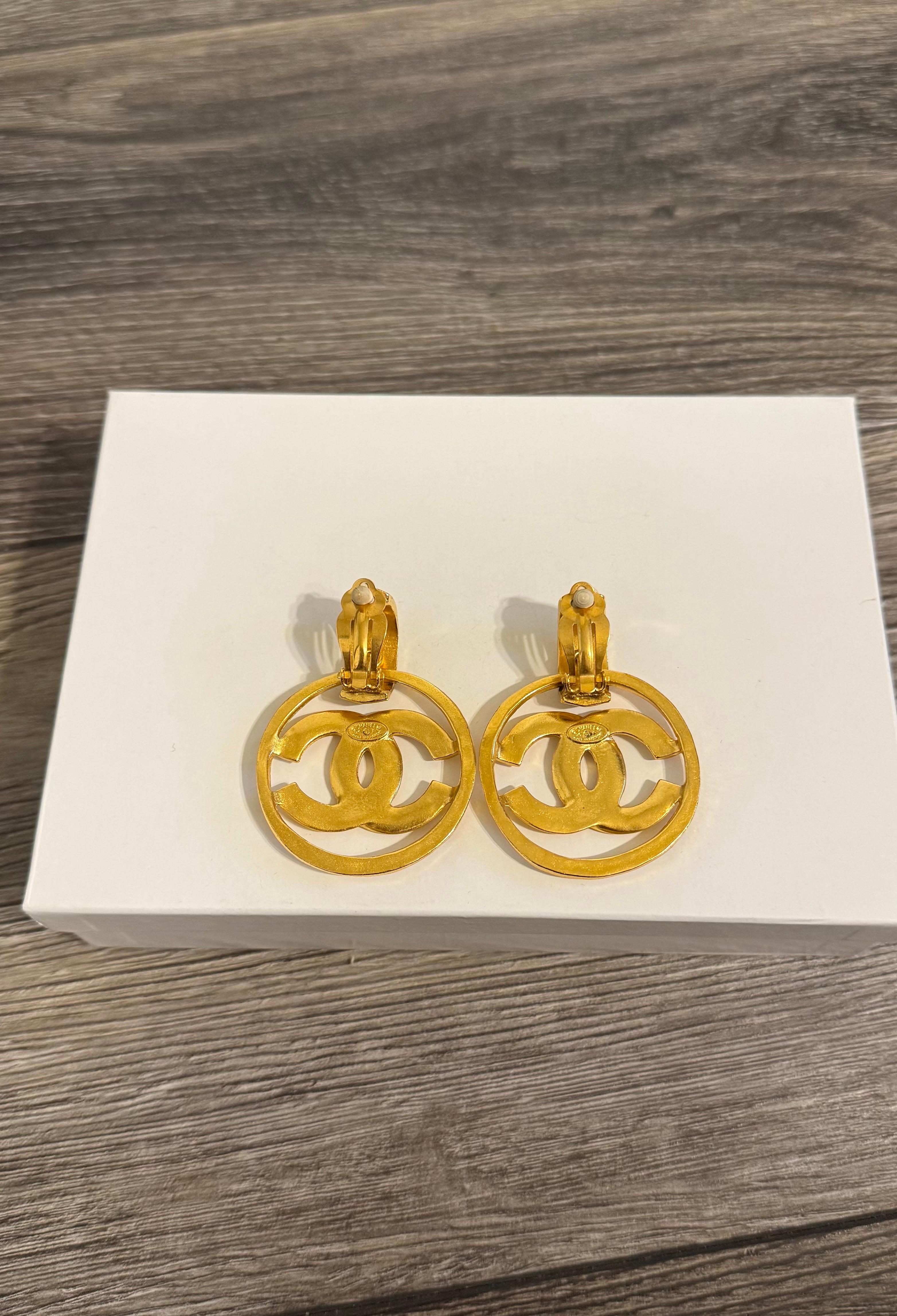 Chanel Vintage XL Gold CC Logo Dangle Clip On Earrings For Sale 2