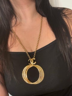 CHANEL Vintage XL Gold Circle CC Pendant Chain Necklace