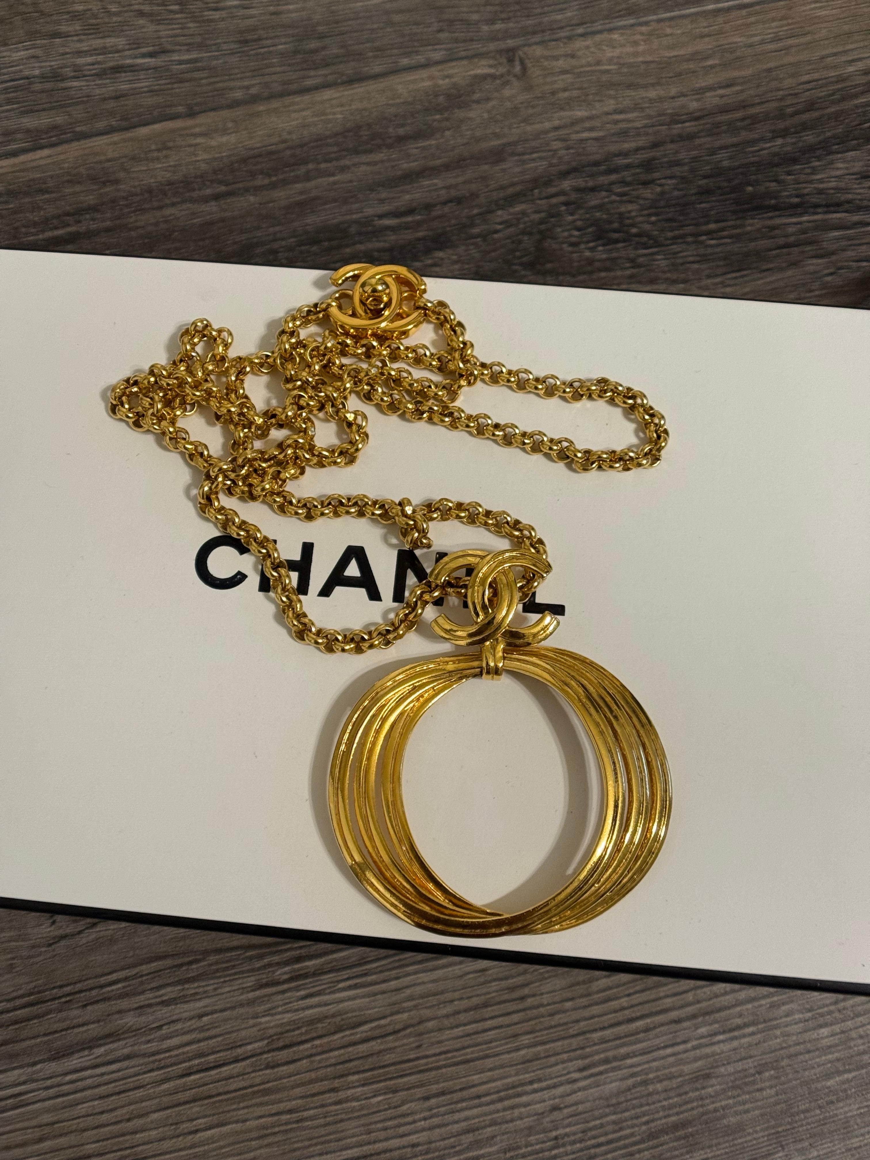 CHANEL Collar Cadena Colgante Círculo CC Oro Vintage XL en Bueno estado para la venta en Bellevue, WA