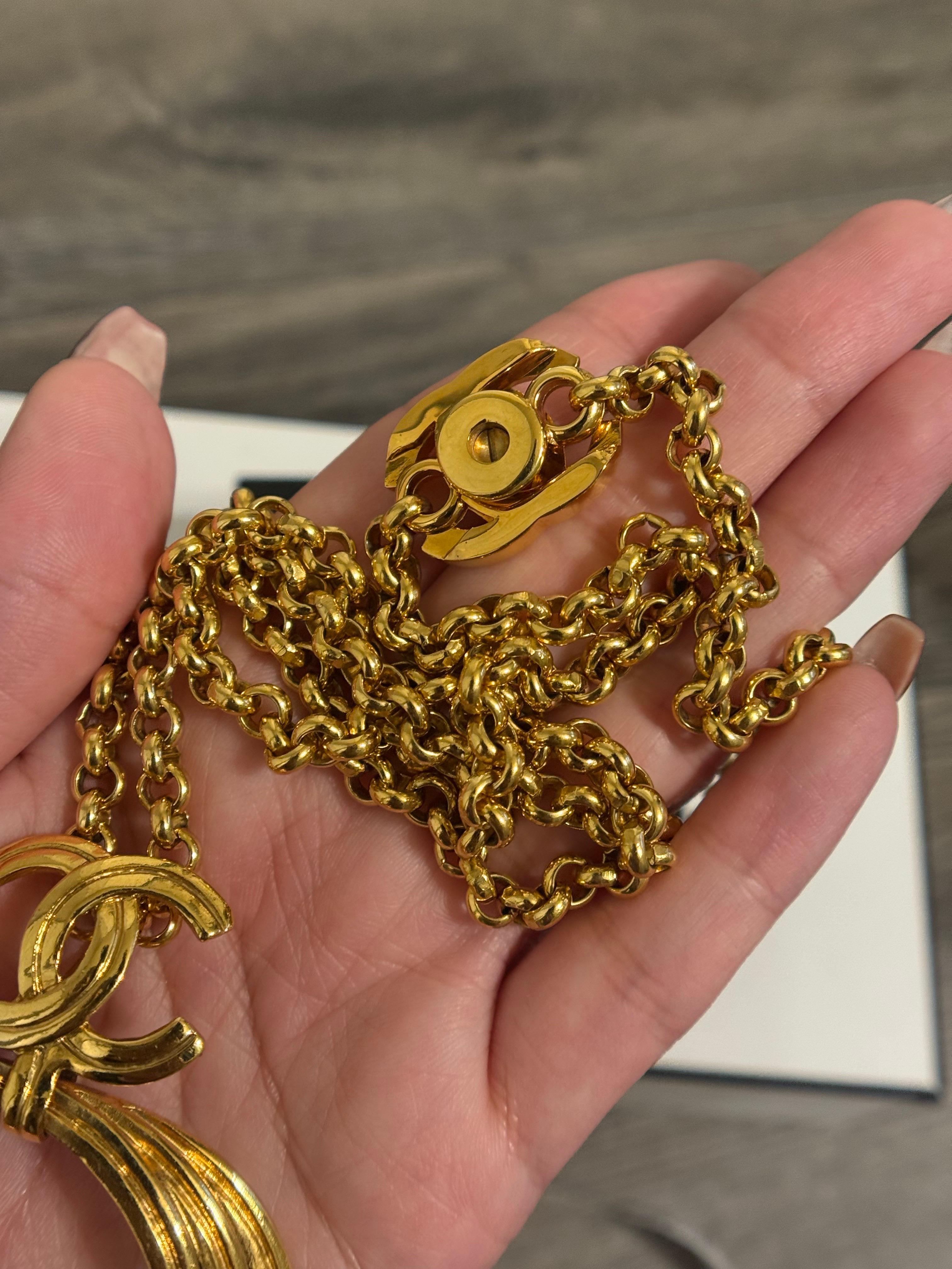CHANEL Collar Cadena Colgante Círculo CC Oro Vintage XL en venta 1