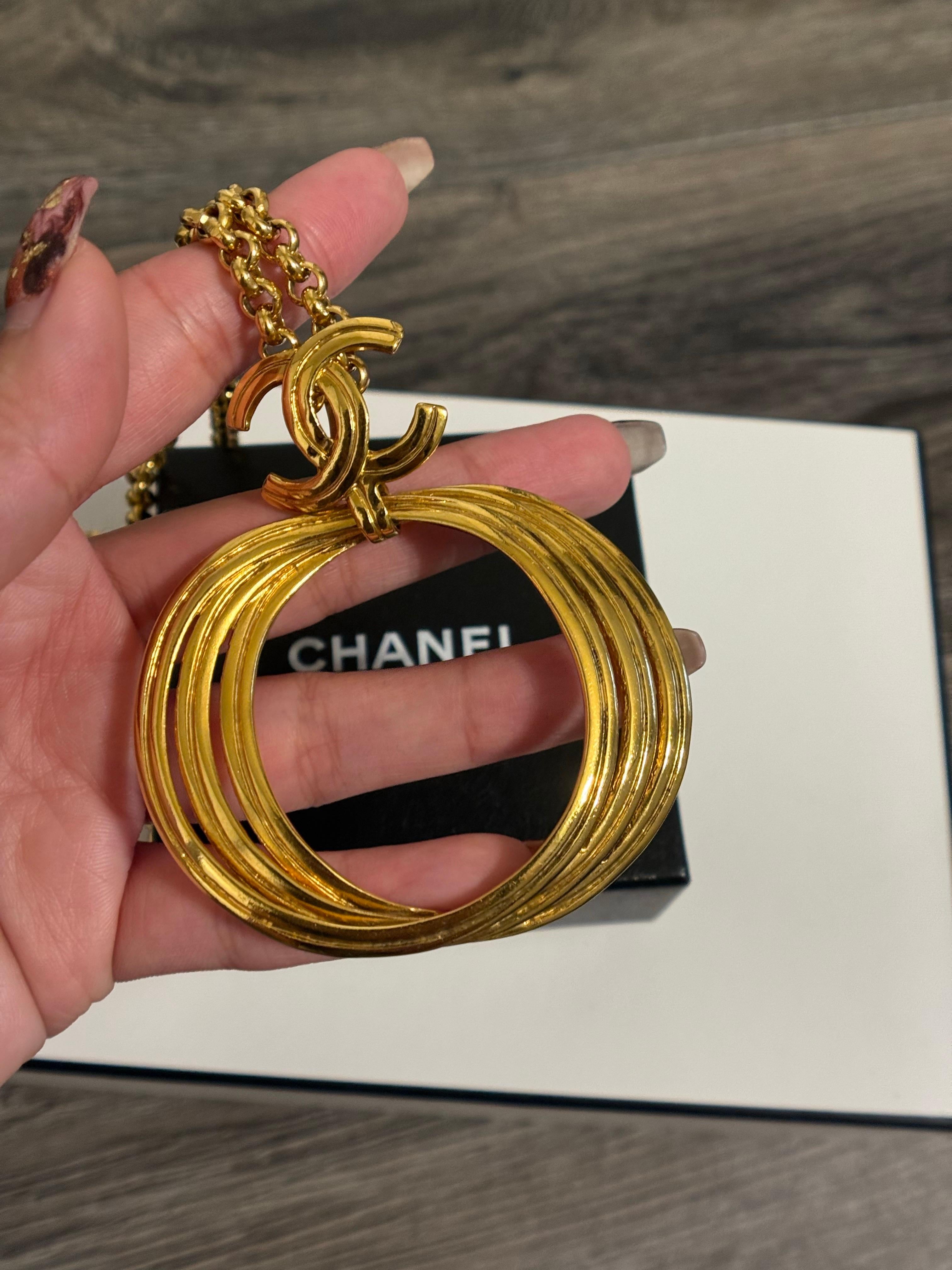 CHANEL Collar Cadena Colgante Círculo CC Oro Vintage XL en venta 2