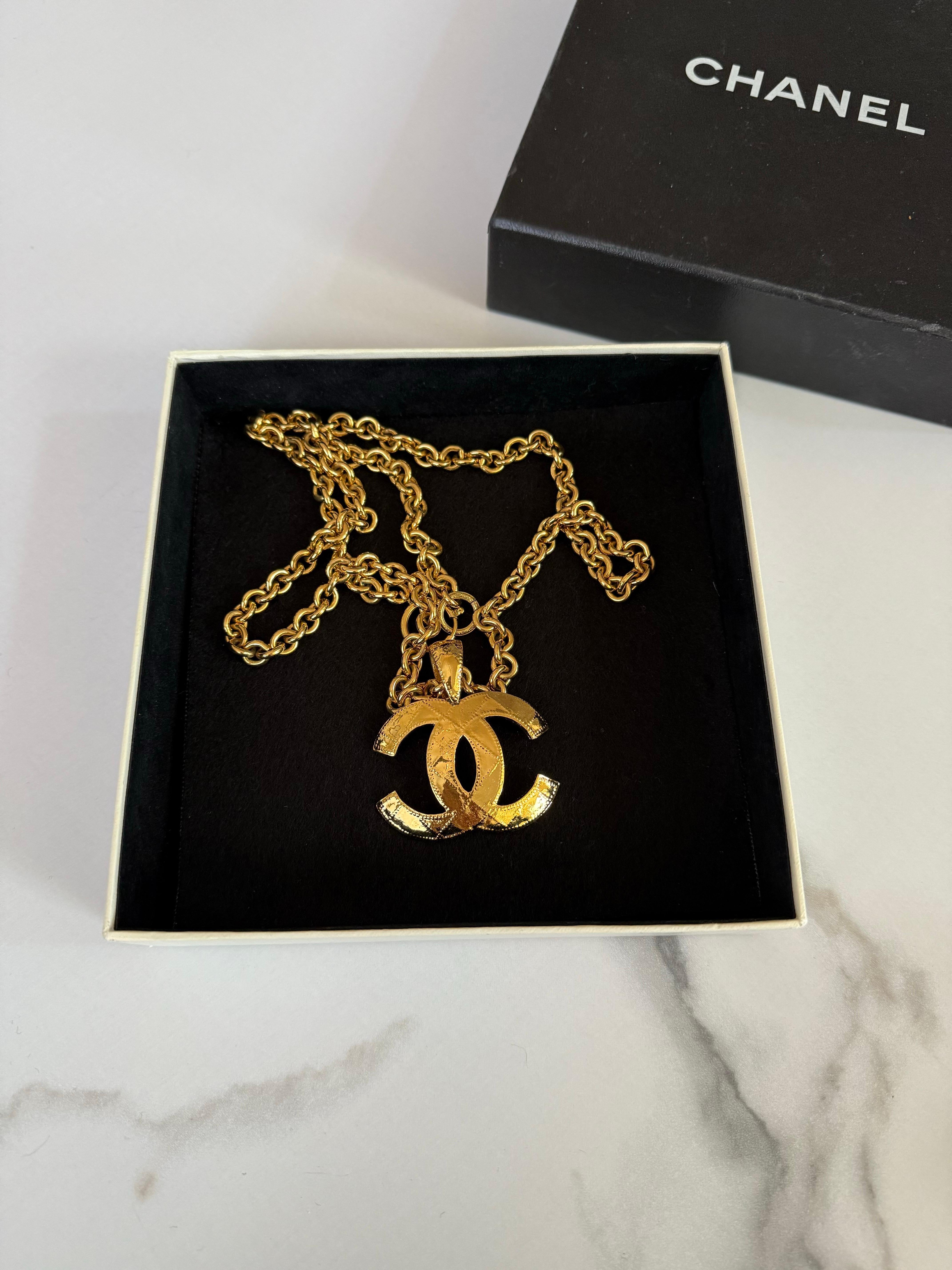 Beautiful vintage gold oversized CHANEL CC pendant chain necklace
100% authentic
Made in France
From the Spring 1994 Collection
Very good condition overall aside from light scratches and wear throughout.
Measurements: approx. 30