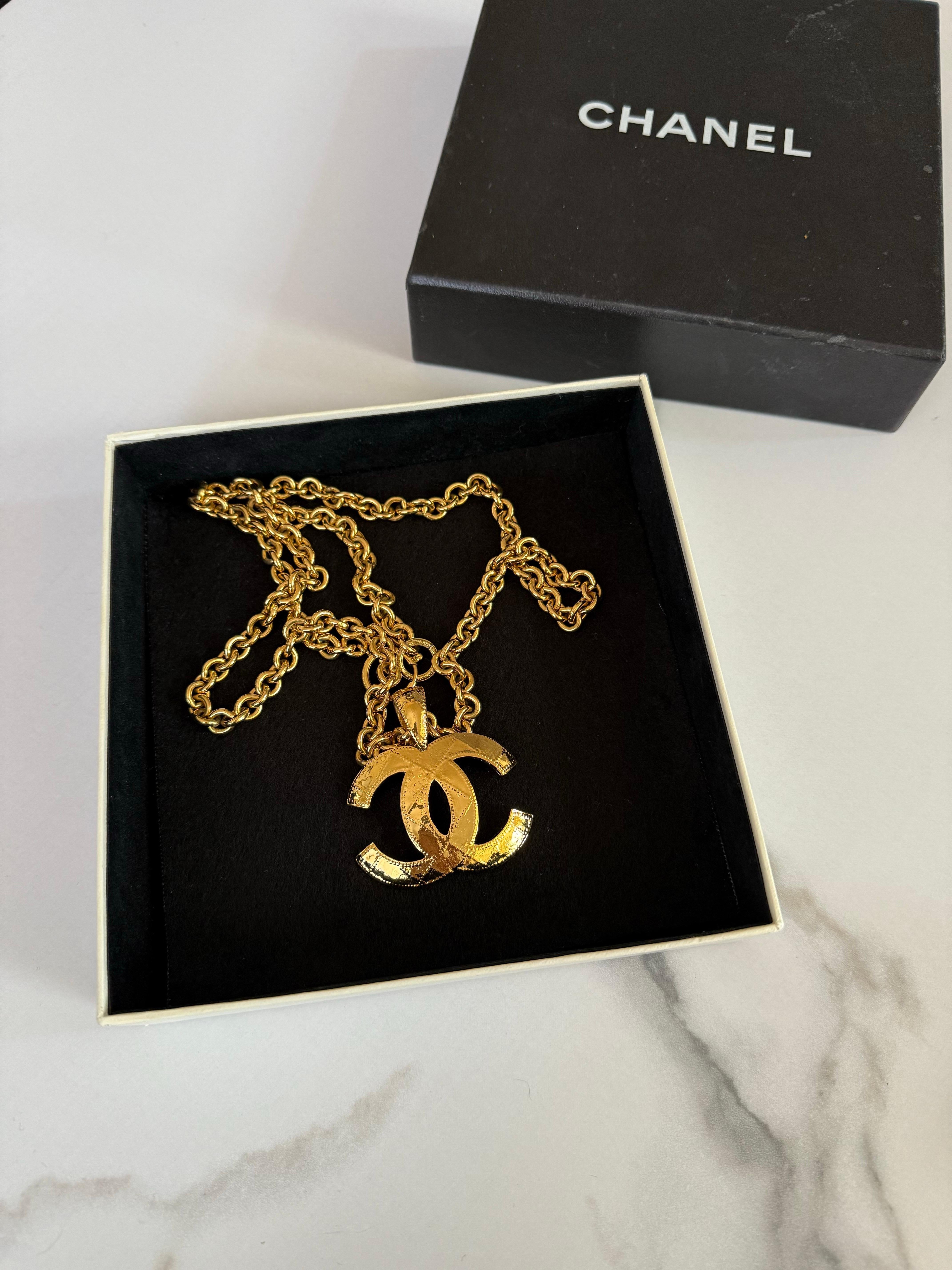 CHANEL Vintage XL Quilted Gold CC Statement Pendant Necklace For Sale 5