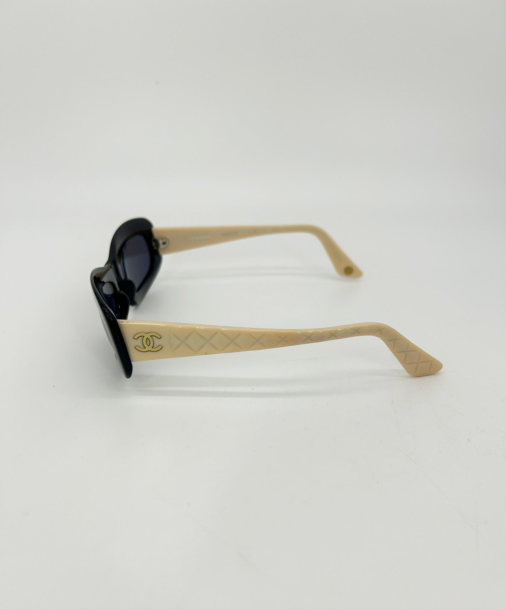 Chanel Vintage Y2K Schwarz und Creme Oval Lens Sonnenbrille Damen im Angebot