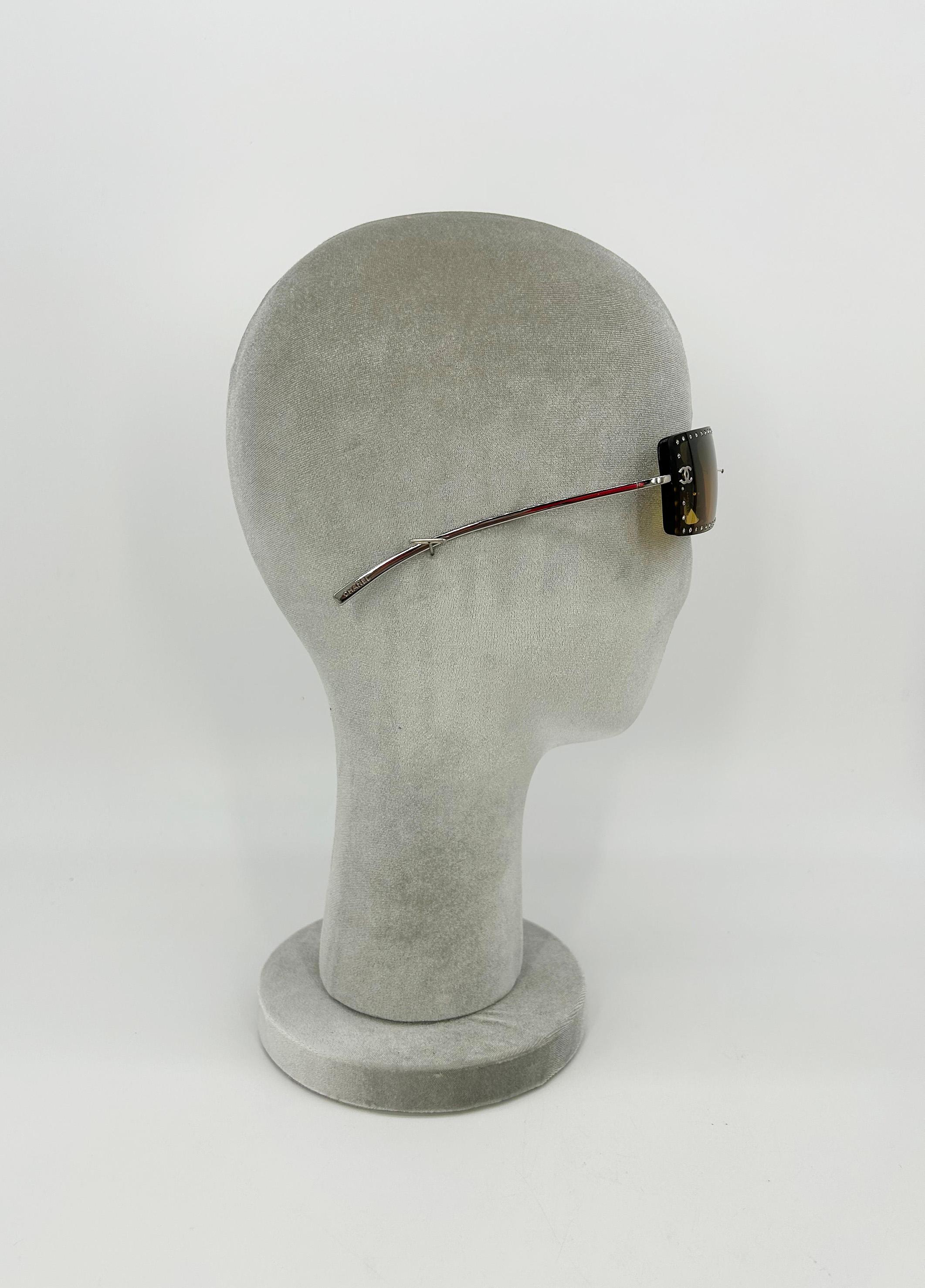 Gris Chanel Vintage By Brown CC Logo Crystal Frame Shield Lunettes de soleil c2000s en vente