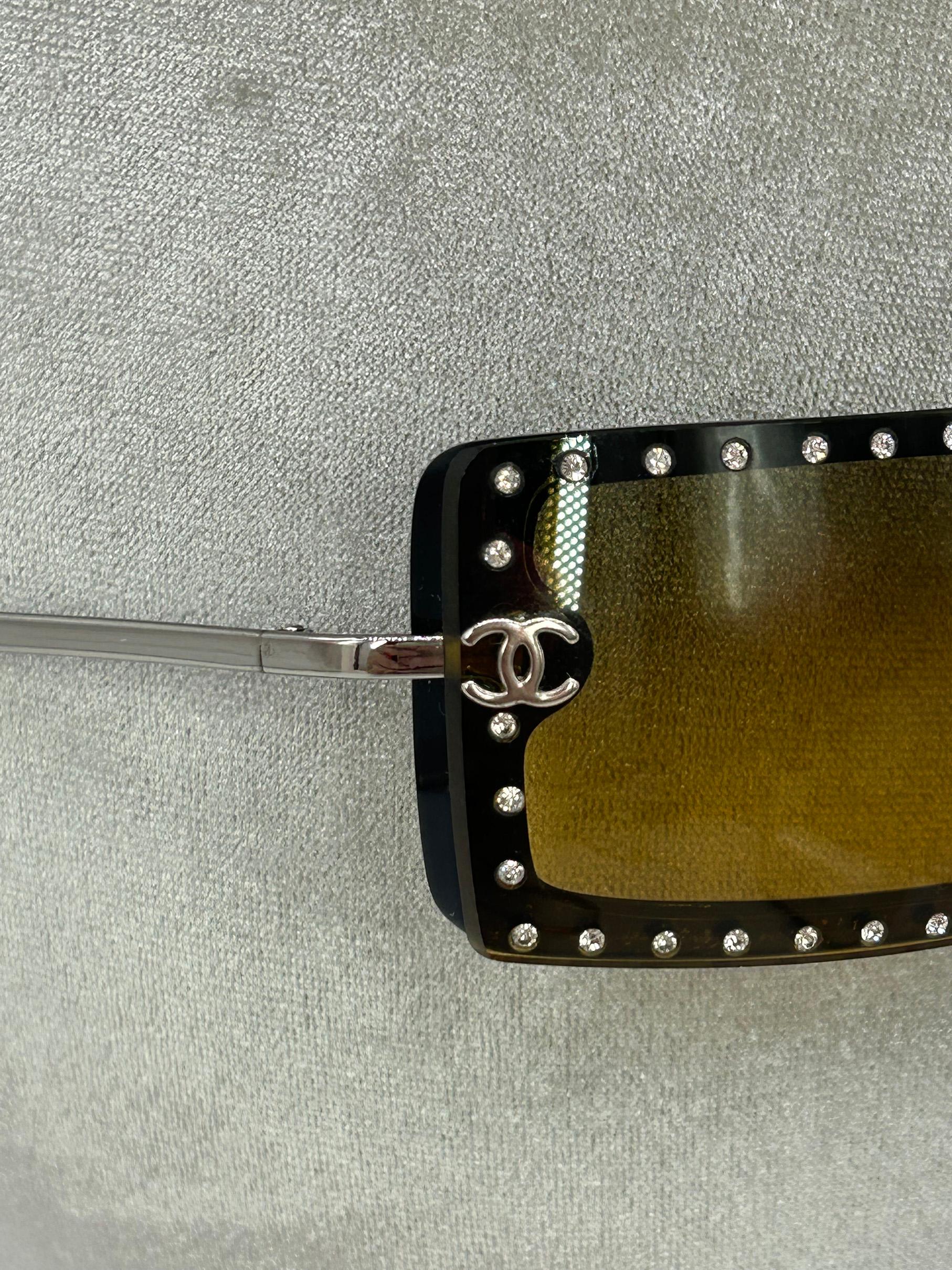 Chanel Vintage By Brown CC Logo Crystal Frame Shield Lunettes de soleil c2000s Pour femmes en vente