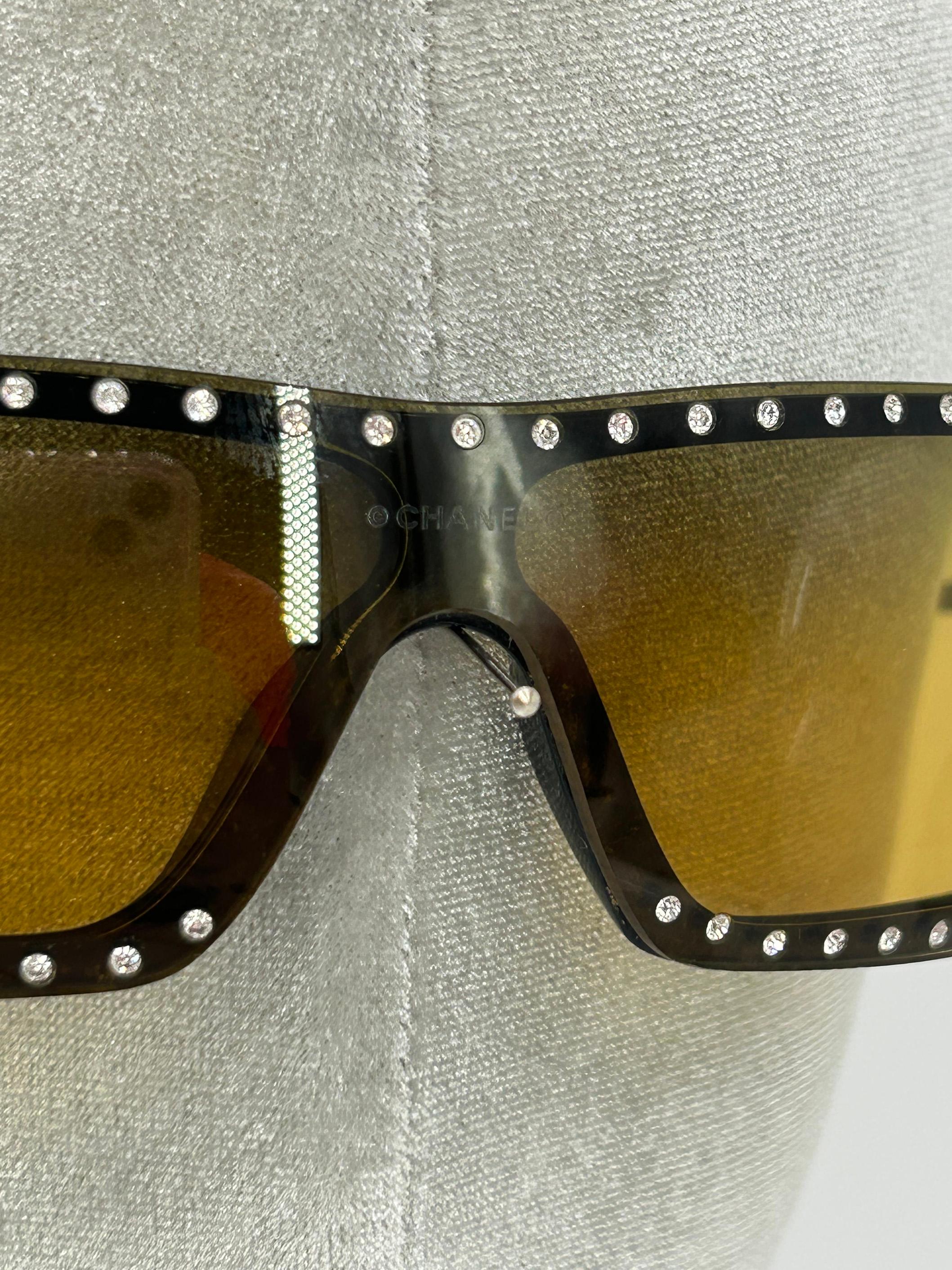 Chanel Vintage By Brown CC Logo Crystal Frame Shield Lunettes de soleil c2000s en vente 1