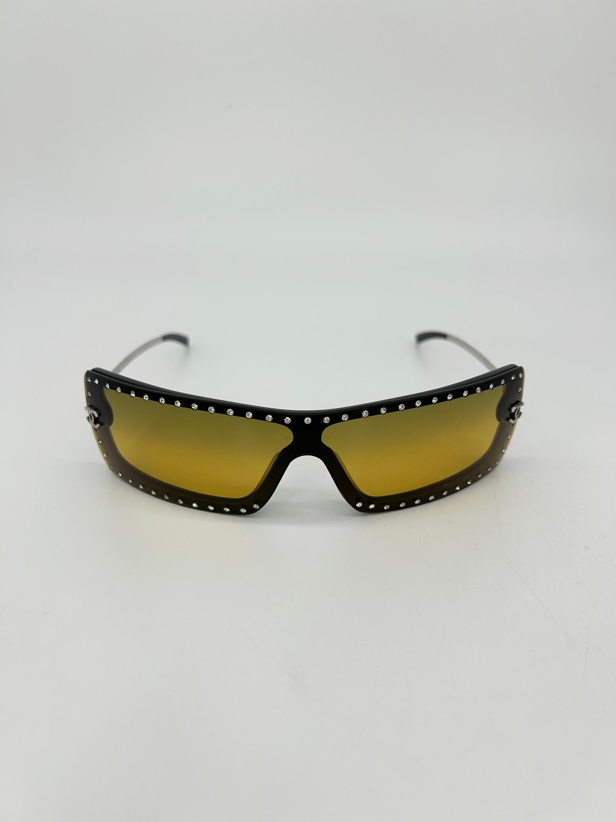 Chanel Vintage By Brown CC Logo Crystal Frame Shield Lunettes de soleil c2000s en vente 2