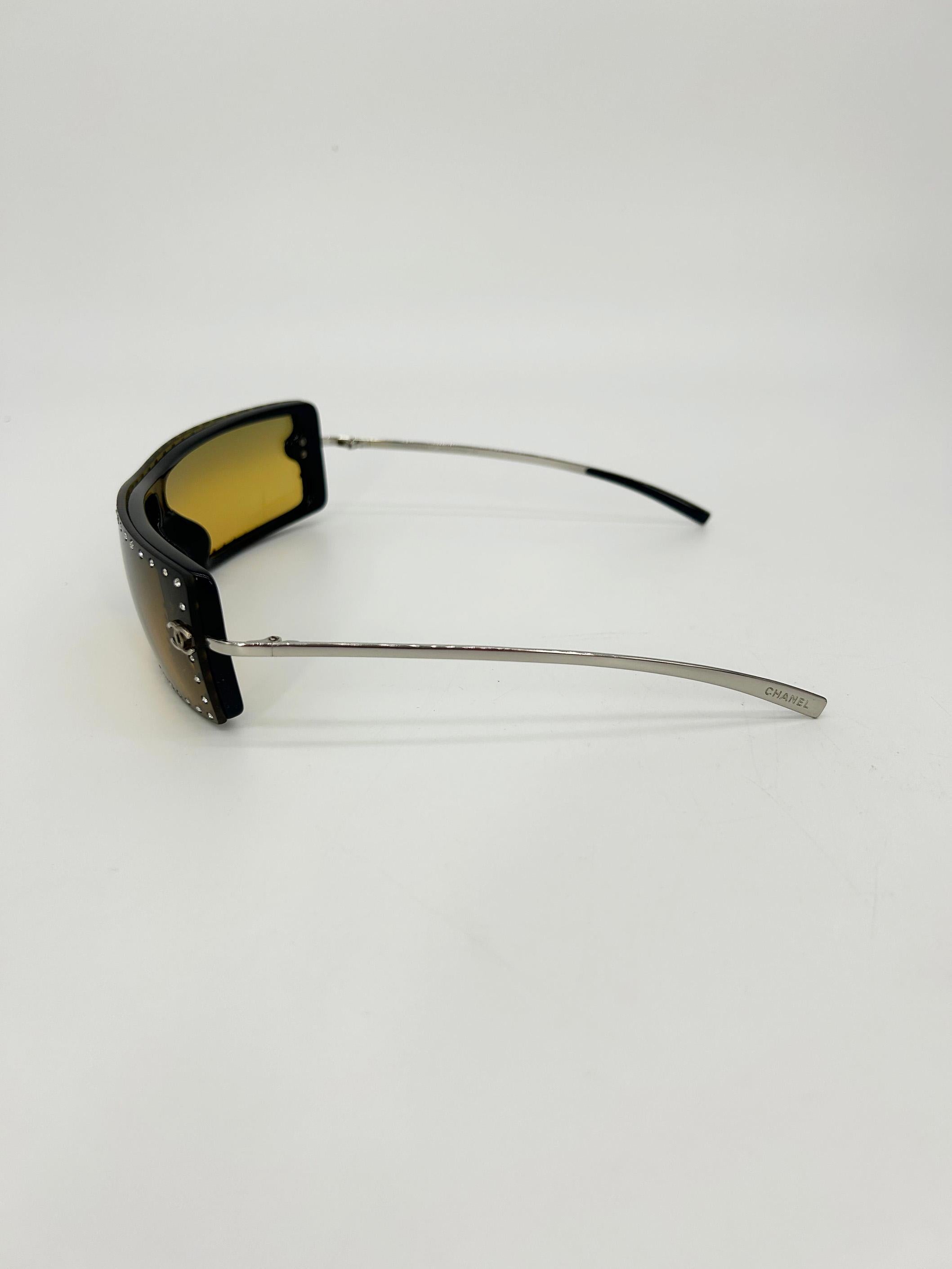 Chanel Vintage By Brown CC Logo Crystal Frame Shield Lunettes de soleil c2000s en vente 3