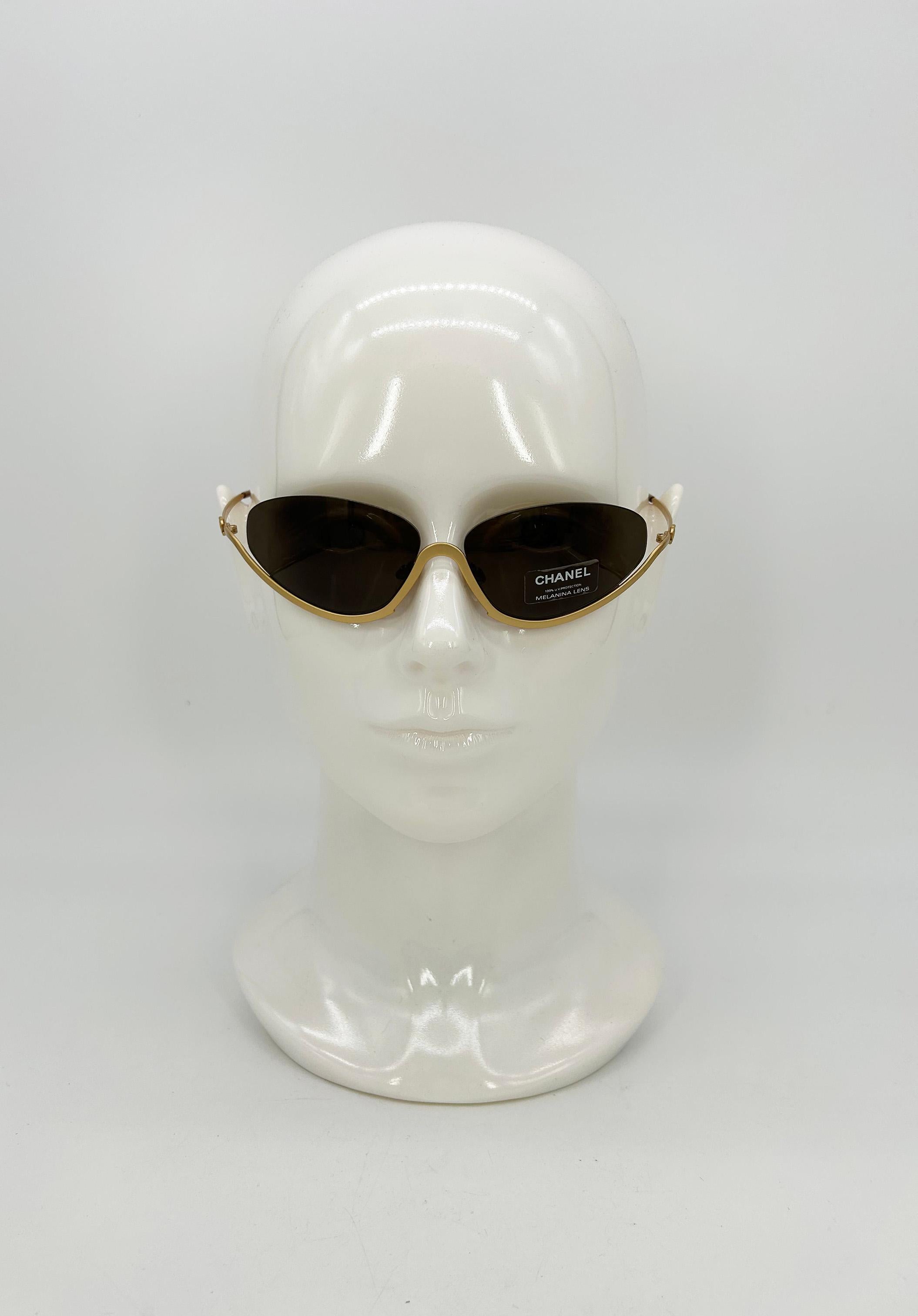 Chanel Vintage Y2K Half Frame Matte Gold Brown Lens Sonnenbrille c2000s in sehr gutem Zustand. Mattgoldene Metallfassung in einzigartigem Design mit halb schwebenden Gläsern ohne Rahmen an der Oberseite der Gläser. Braune ovale Gläser im Stil der
