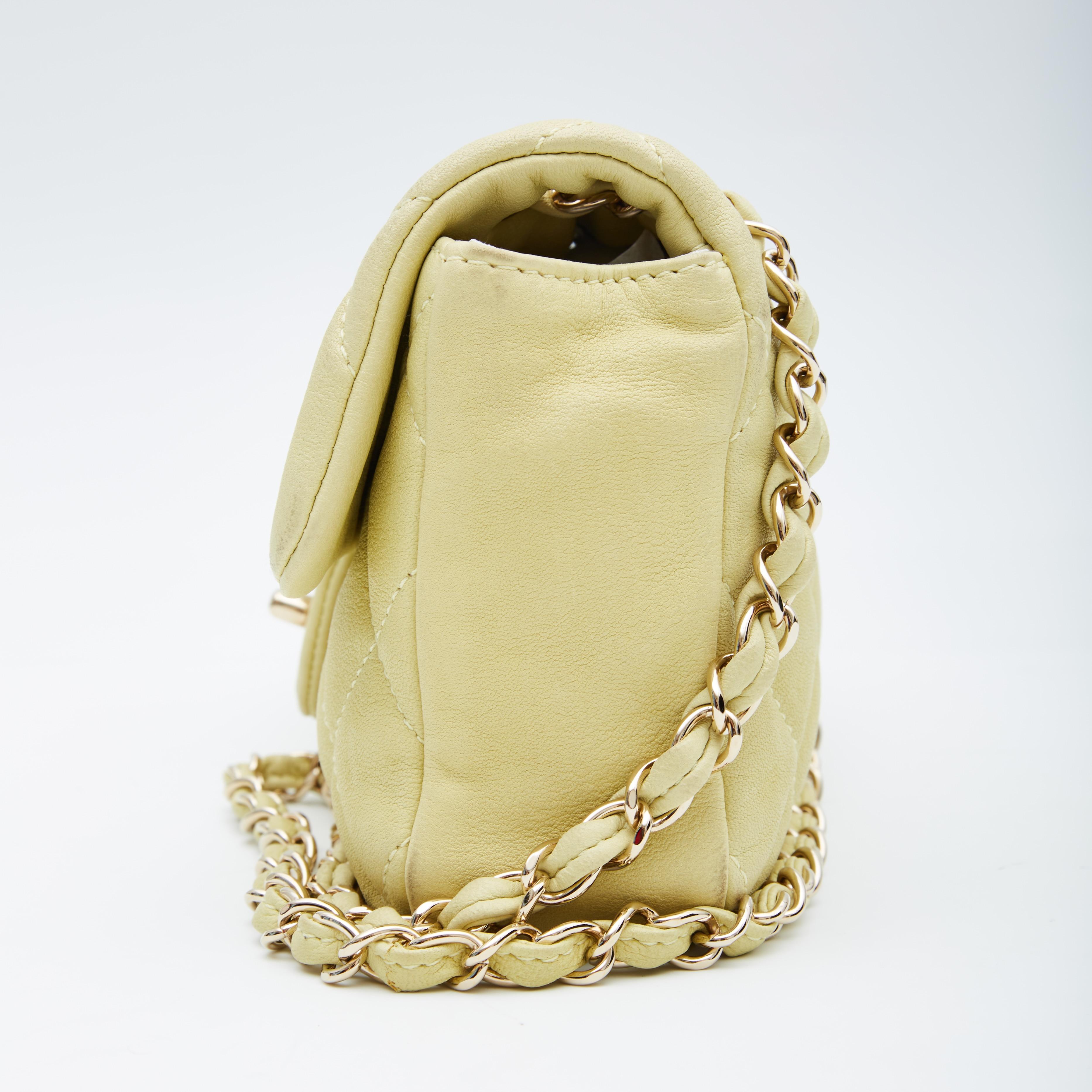 This shoulder bag is made in a luxuriously textured diamond quilted caviar leather in yellow. This The bag features gold toned hardware, a front flap with the interlocking CC turn lock closure, a gold toned chain interlaced with leather shoulder
