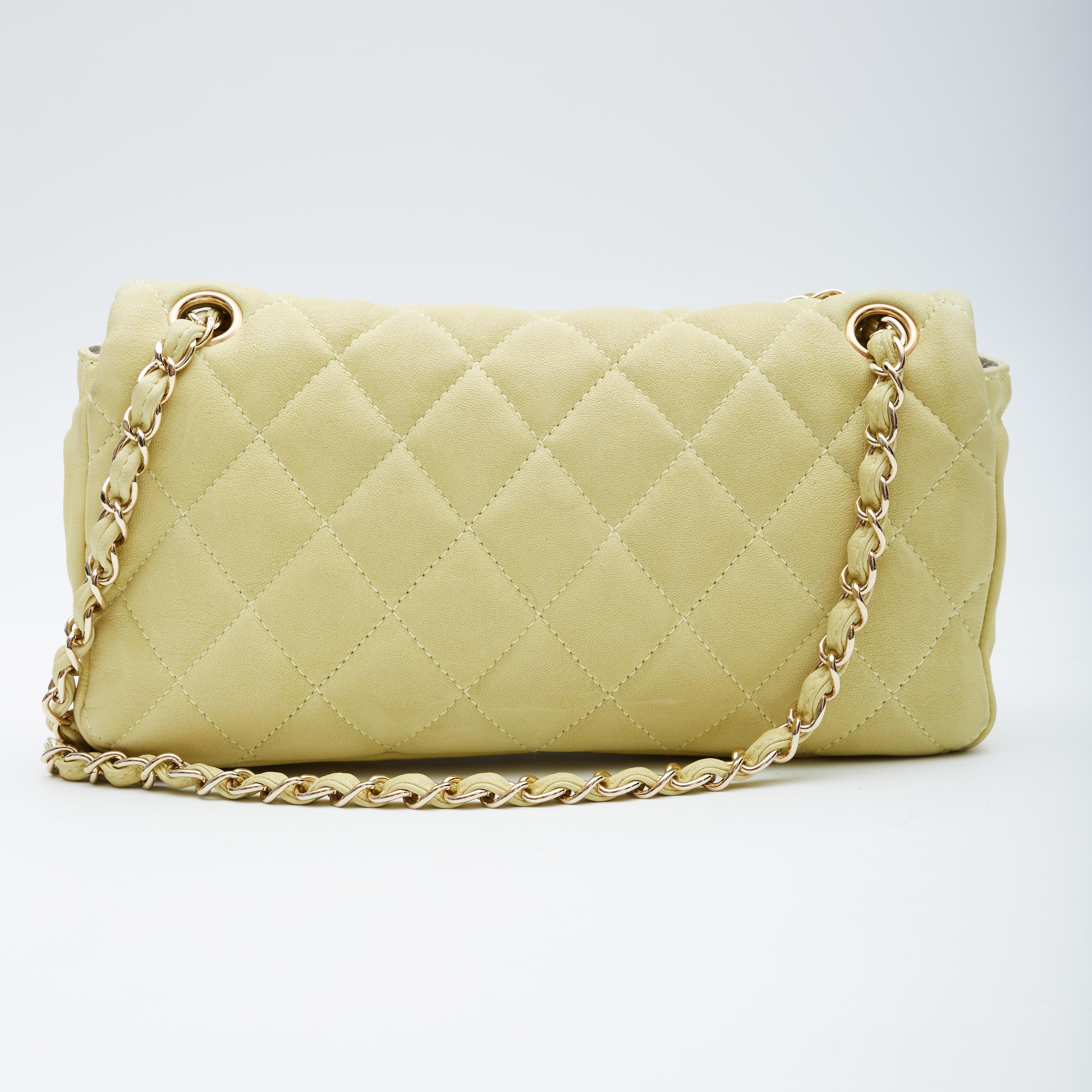 Chanel Vintage Gelb Lammfell Ost West Klappe Umhängetasche (ca. 2005) Chartreu (Beige)