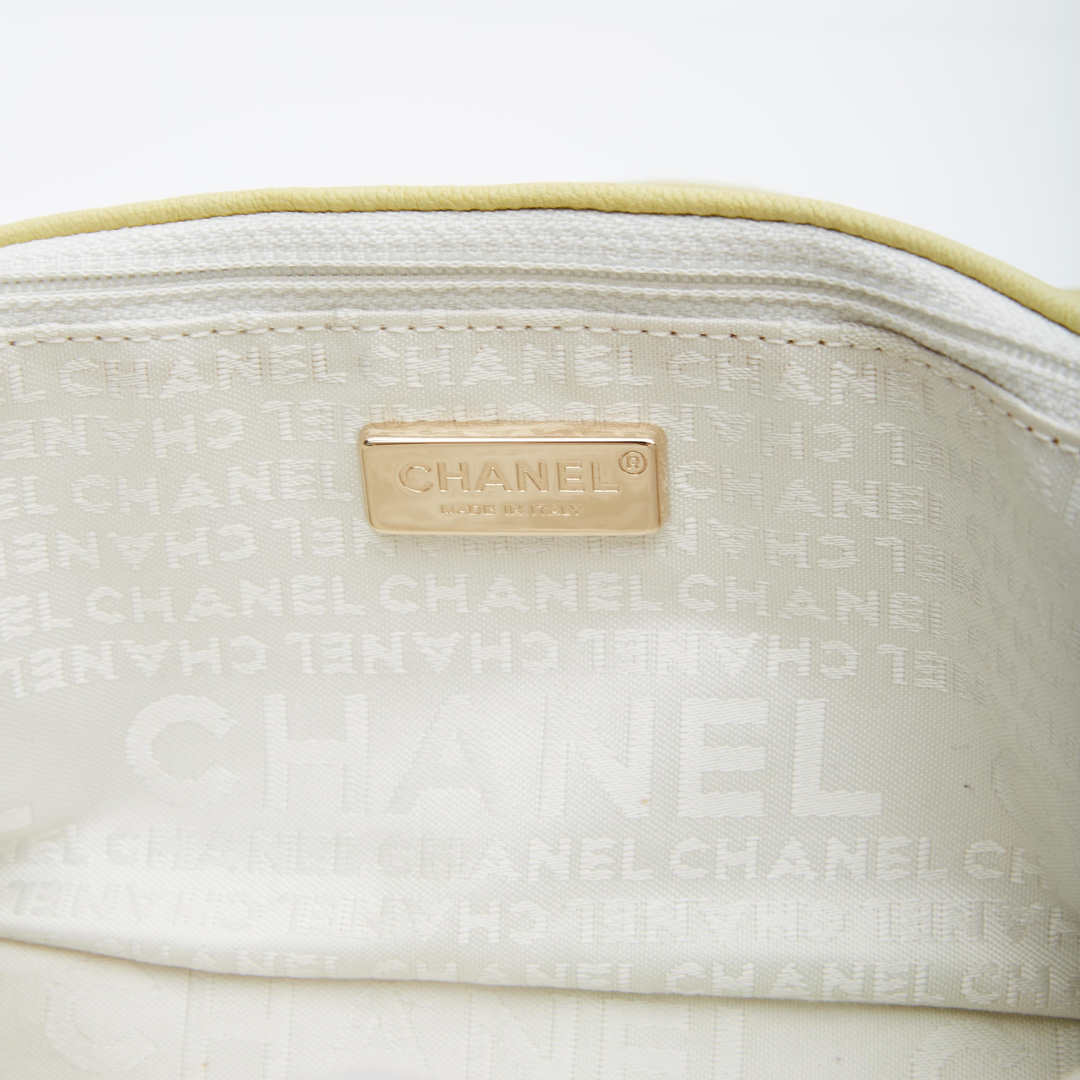 Women's or Men's Chanel Vintage Yellow Lambskin East West Flap Shoulder Bag (Circa 2005) Chartreu