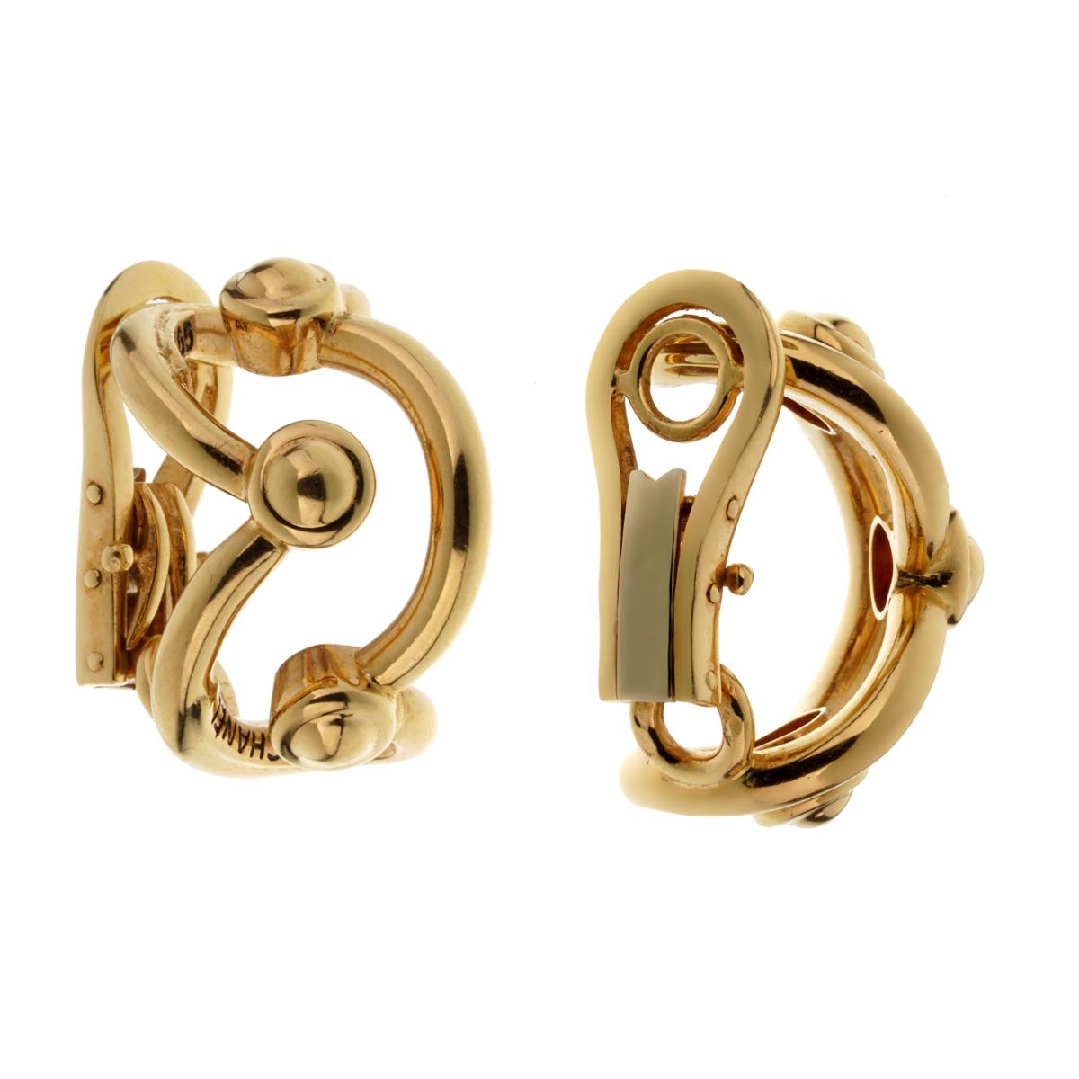 Un fabuleux ensemble de boucles d'oreilles vintage Chanel datant des années 1990, chaque boucle d'oreille présentant un design en forme de vague réalisé en or jaune 18k. Les boucles d'oreilles mesurent 1