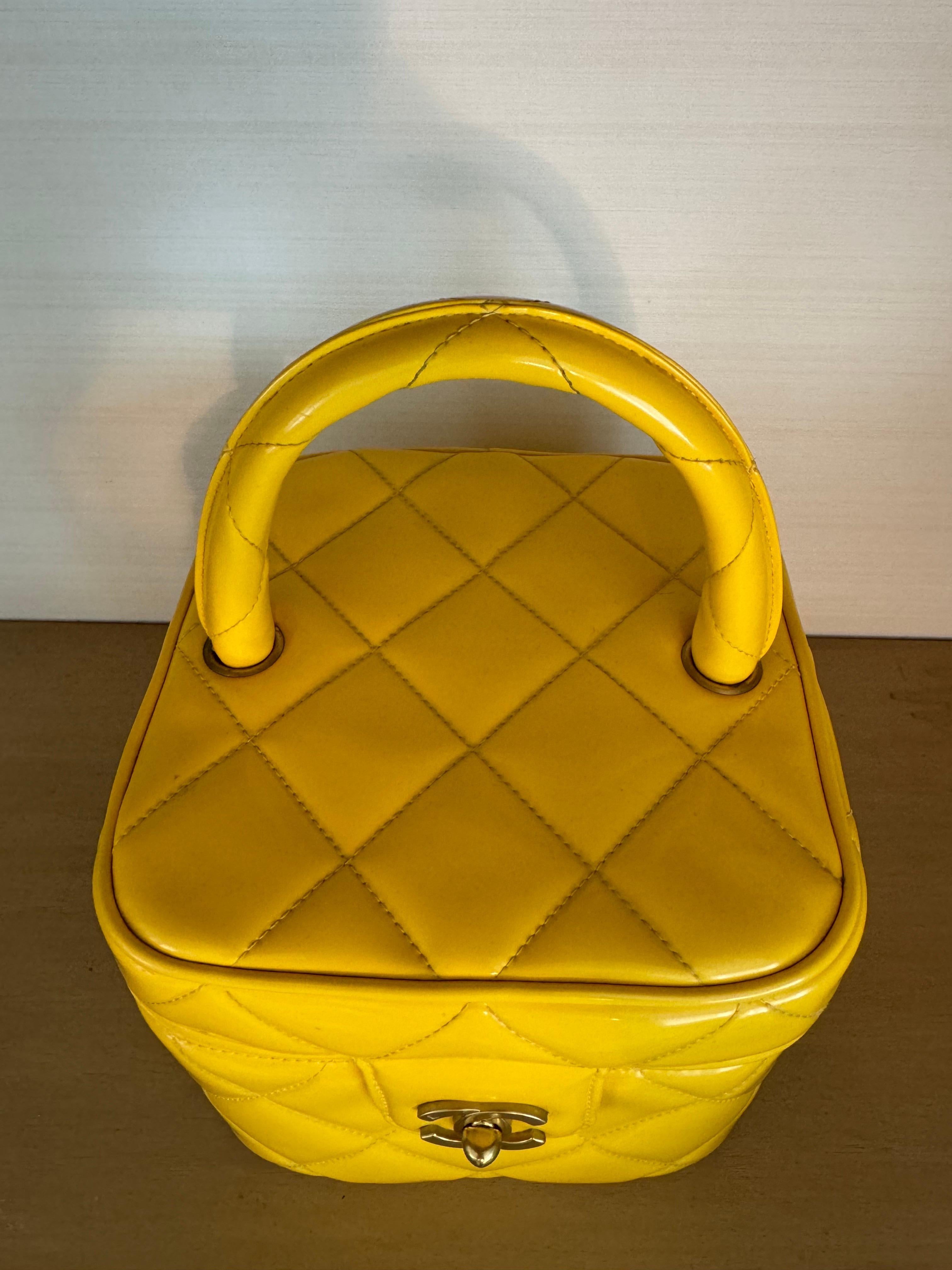 Chanel Vintage Yellow Heart Mirror Vanity Bag In Good Condition In San Francisco, CA