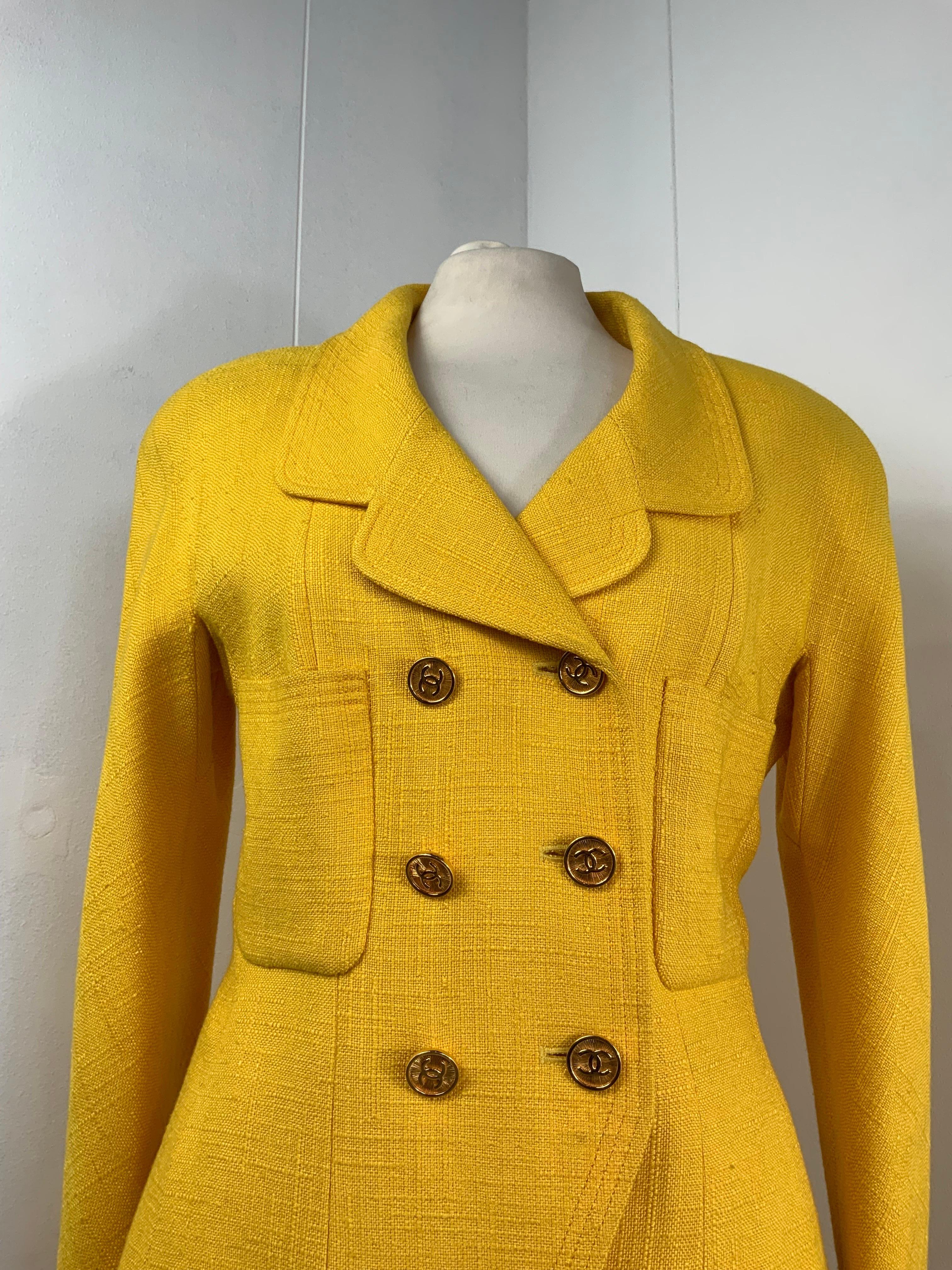 Chanel vintage suit.
Jacket + skirt.
Featuring viscose and linen fabrics.
Silk fully lined.
Golden and branded buttons.
Size 42.
Shoulders 44 cm
Bust 42 cm
Length 66
Sleeves 52 cm
Skirt has a posterior zip closure.
Waist 35 cm
Length 53 cm