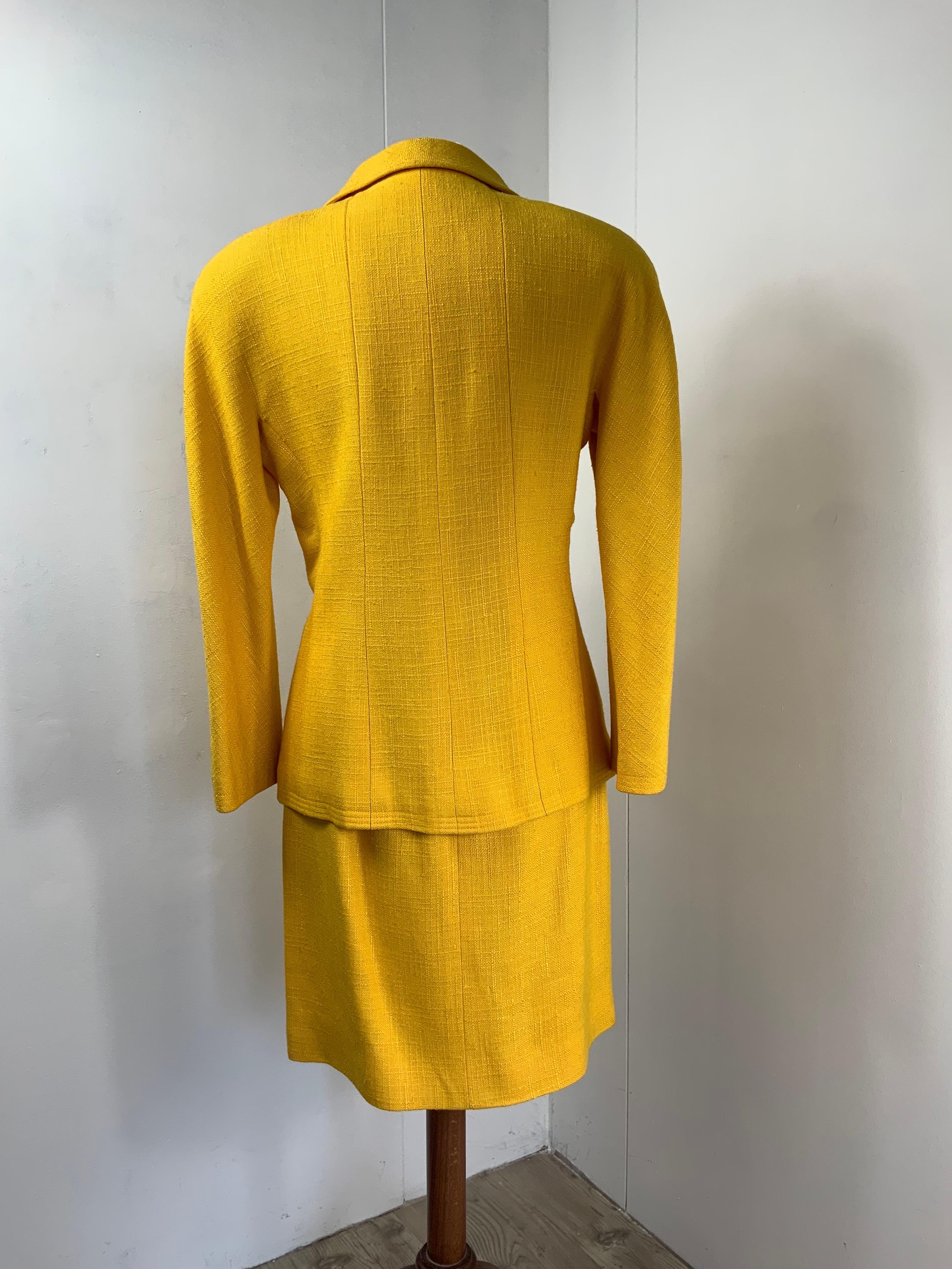 Chanel vintage Yellow suit In Good Condition In Carnate, IT