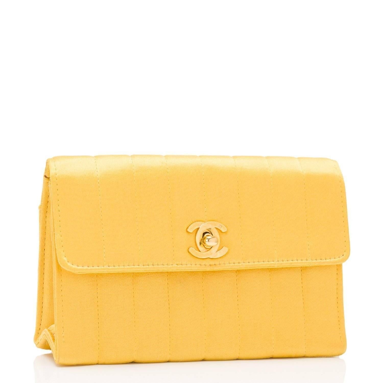 Chanel vintage Yellow vertical quilted silk satin mini flap with gold tone hardware.

This bag has a front flap with signature CC turnlock closure and 24k gold plated chain link strap.

The interior is lined in silver leather and features an open