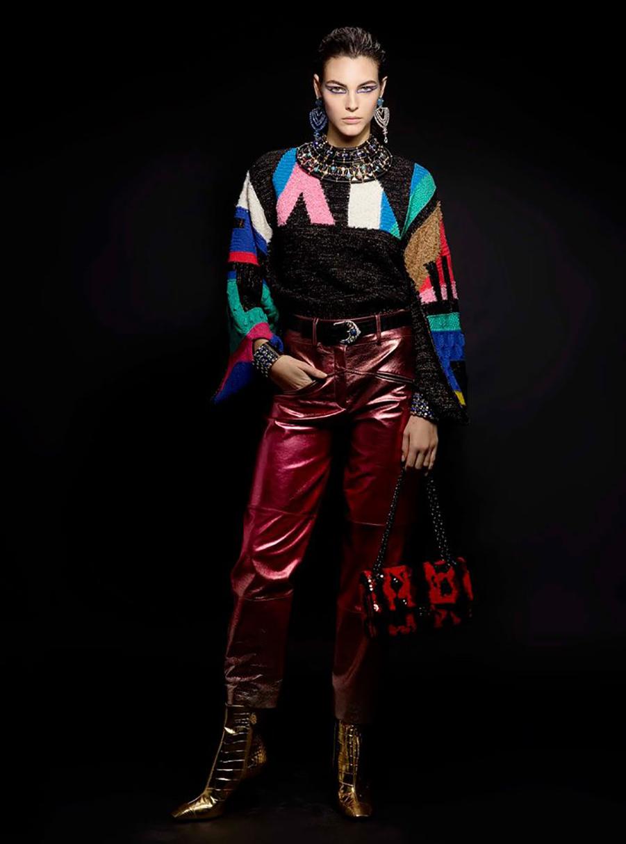 Outstanding Chanel jumper from Runway 2019 ''Paris - Egypt'' Collection. 
As seen in Ad Campaign on Supermodel Vittoria Ceretti!
and on Kirsten Stewart in Vogue Cover !
Size mark 34 FR. Condition is pristine 
hanger is not included