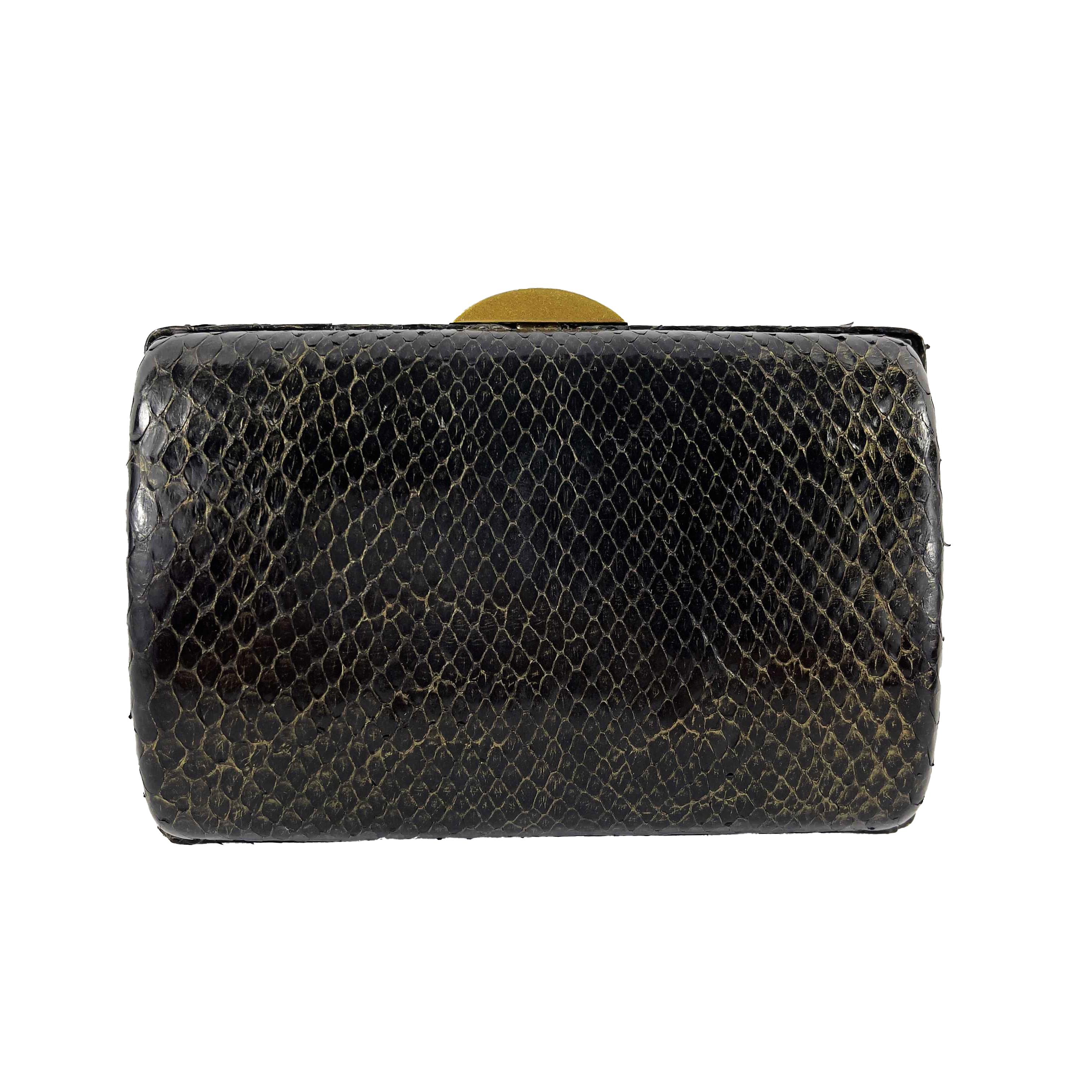 CHANEL - VINTAGE 1990S SNAKESKIN CROSSBODY MINAUDIERE CLUTCH - STAMPED CLOSURE

DESCRIPTION

Vintage 1990s
The black snakeskin exterior has a golden sheen, top lock in antiqued gold tone metal stamped CHANEL.
Gold leather interior lining with one