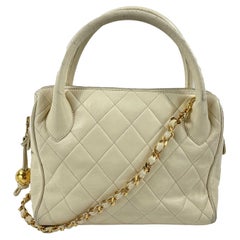 CHANEL - VTG 90s - Petit sac à bandoulière crème matelassé à poignée supérieure avec logo CC